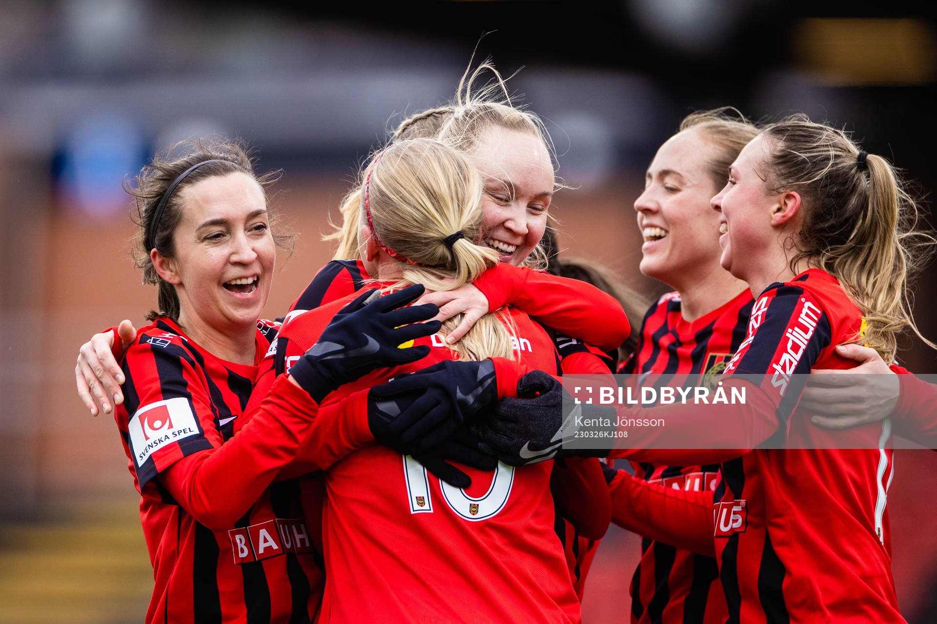 Brommapojkarnas Elsa Karlsson jublar med Fanny Hjelm Rönnlund efter 2-0 under fotbollsmatchen i Damallsvenskan mellan Brommapojkarna och IK Uppsala den 26 mars 2023 i Stockholm.