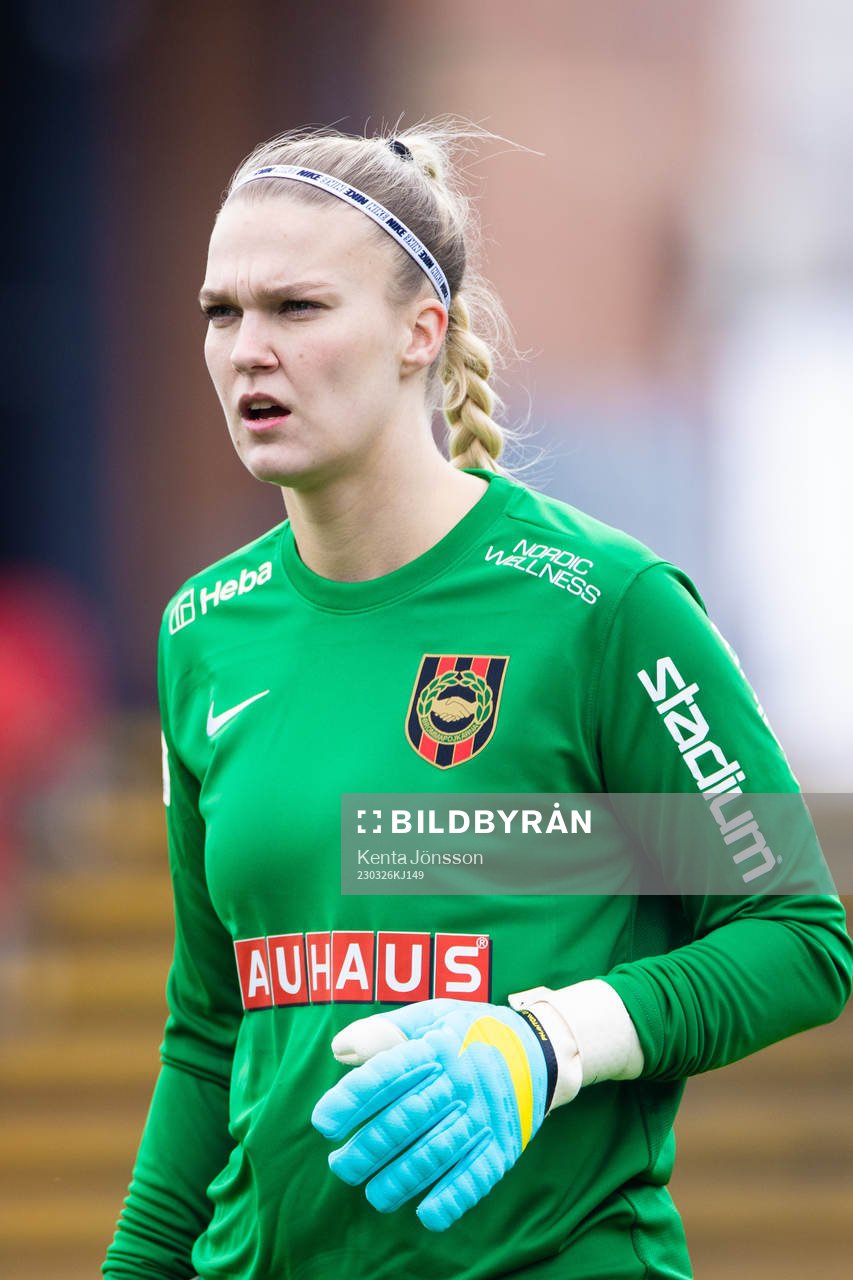 Brommapojkarnas målvakt Nichole Perssonunder