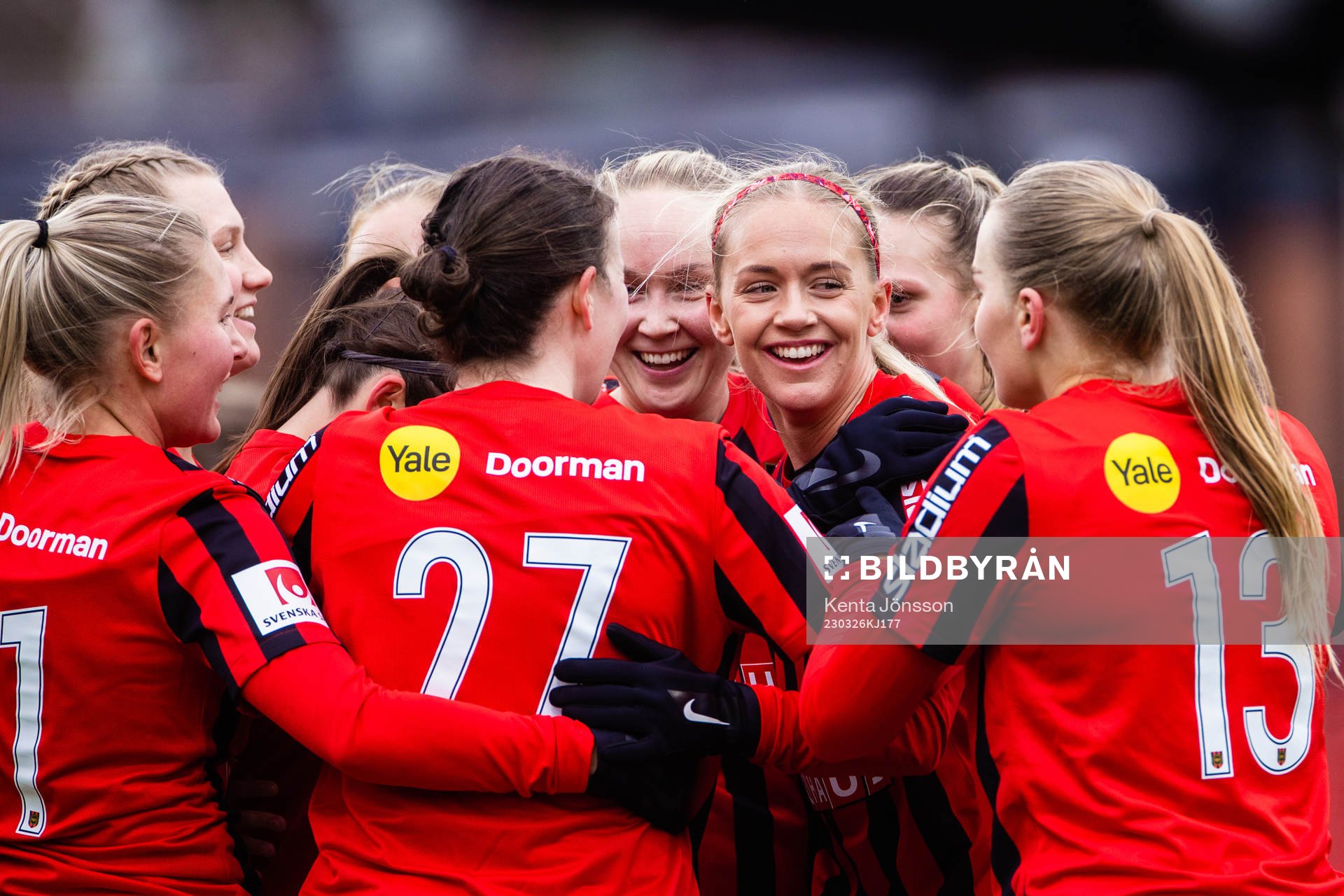 Brommapojkarnas Elsa Karlsson jublar med lagkamrater efter 2-0 under fotbollsmatchen i Damallsvenskan mellan Brommapojkarna och IK Uppsala den 26 mars 2023 i Stockholm.