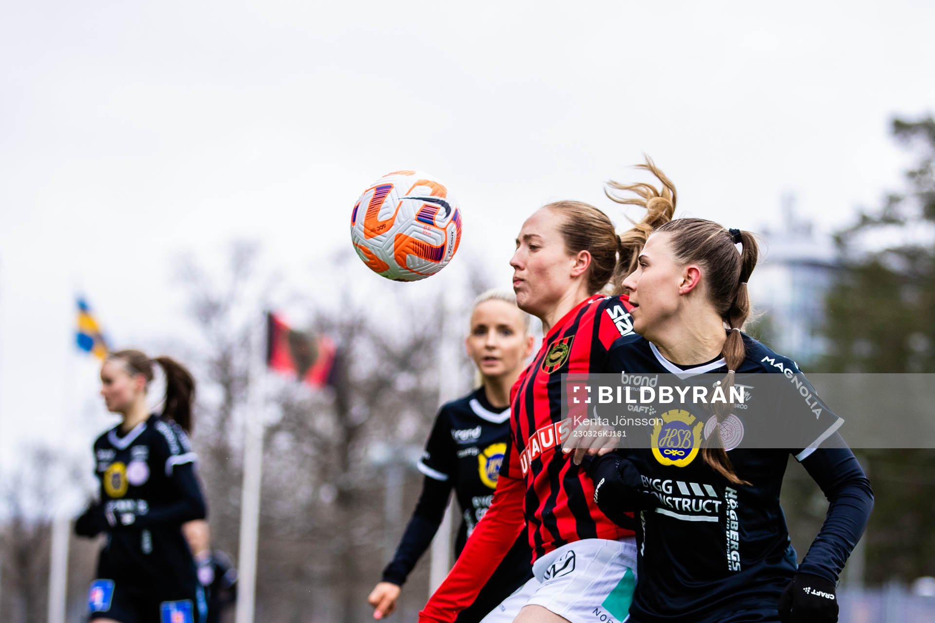 Brommapojkarnas Alice Ahlberg och IK Uppsalas Ellinor