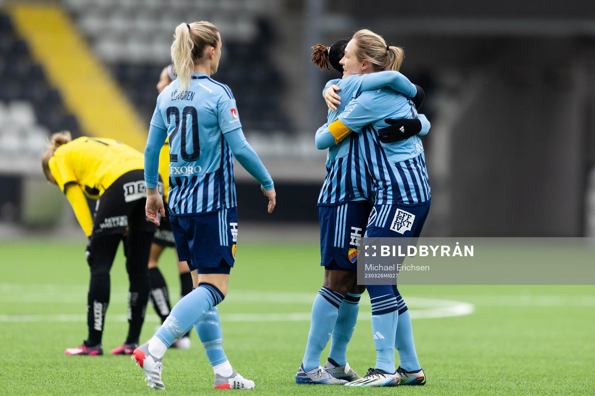 Djurgårdens Portia Boakye och Sanna Kullberg jublar