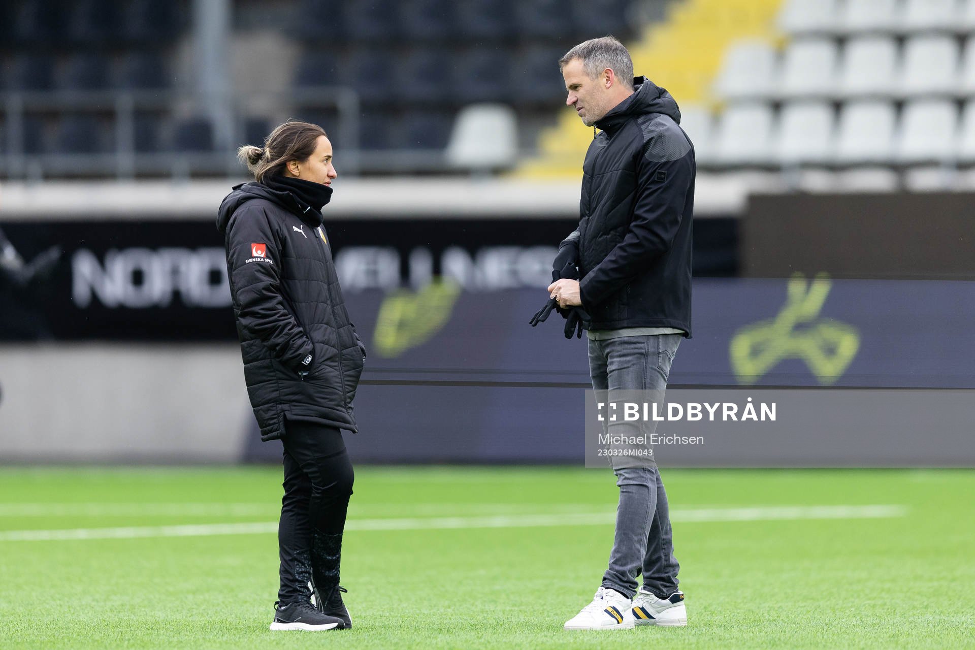 Häckens assisterande tränare Bri Campos och tränare
