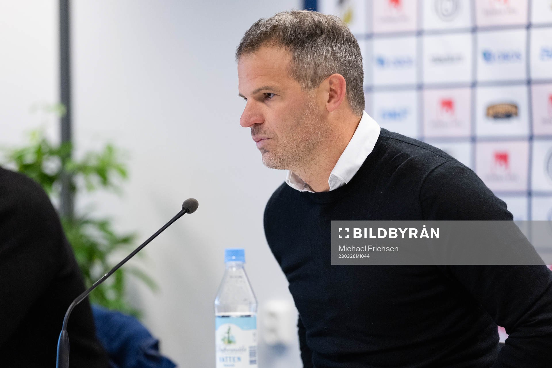 Häckens tränare Robert Vilahamn på presskonferensen