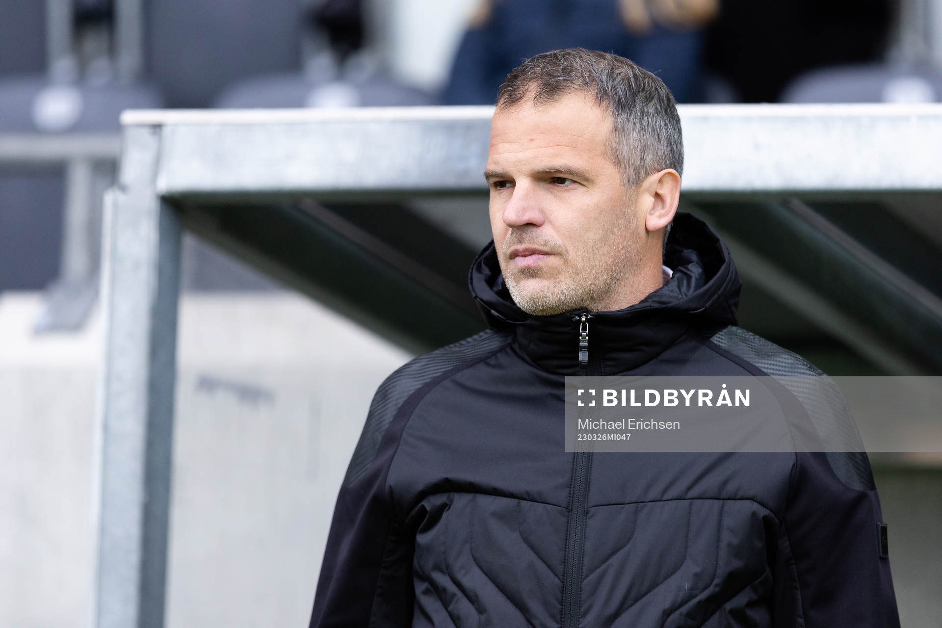 Häckens tränare Robert Vilahamn innan fotbollsmatchen i