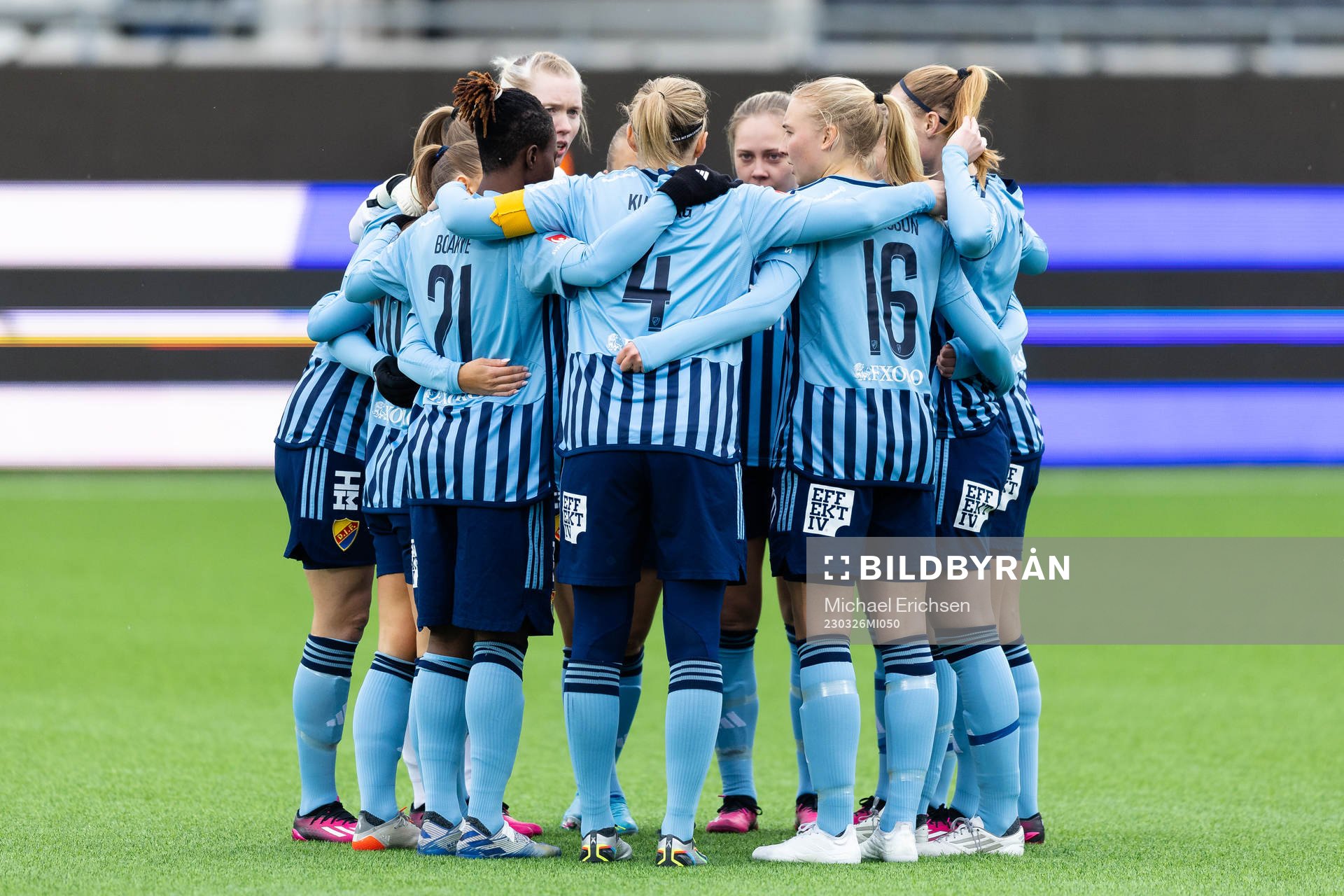Djurgårdens spelare samlade innan fotbollsmatchen i