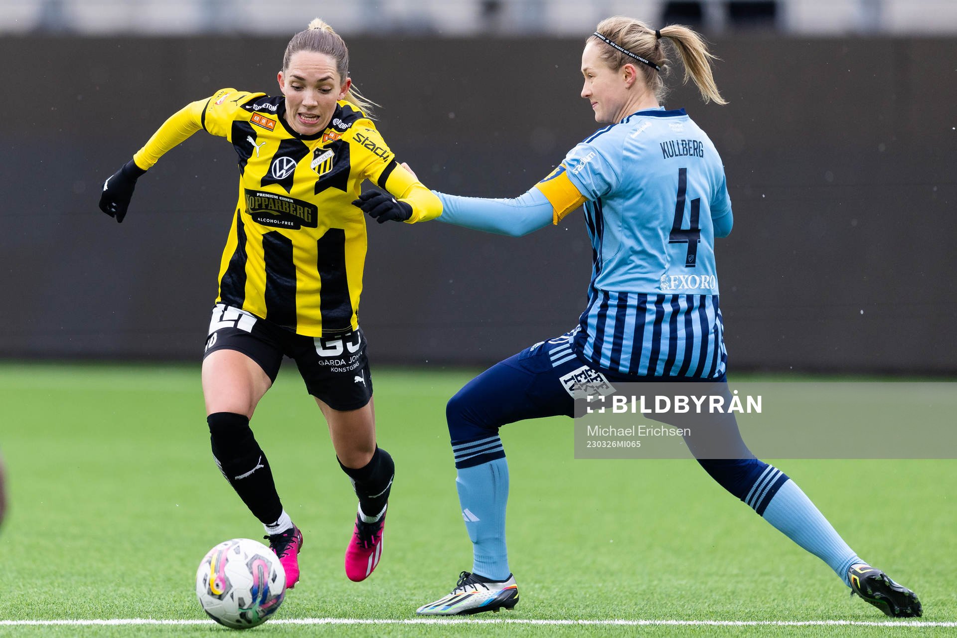 Häckens Elin Rubensson och Djurgårdens Sanna Kullberg under fotbollsmatchen i Damallsvenskan mellan Häcken och Djurgården den 26 mars 2023 i Göteborg. 