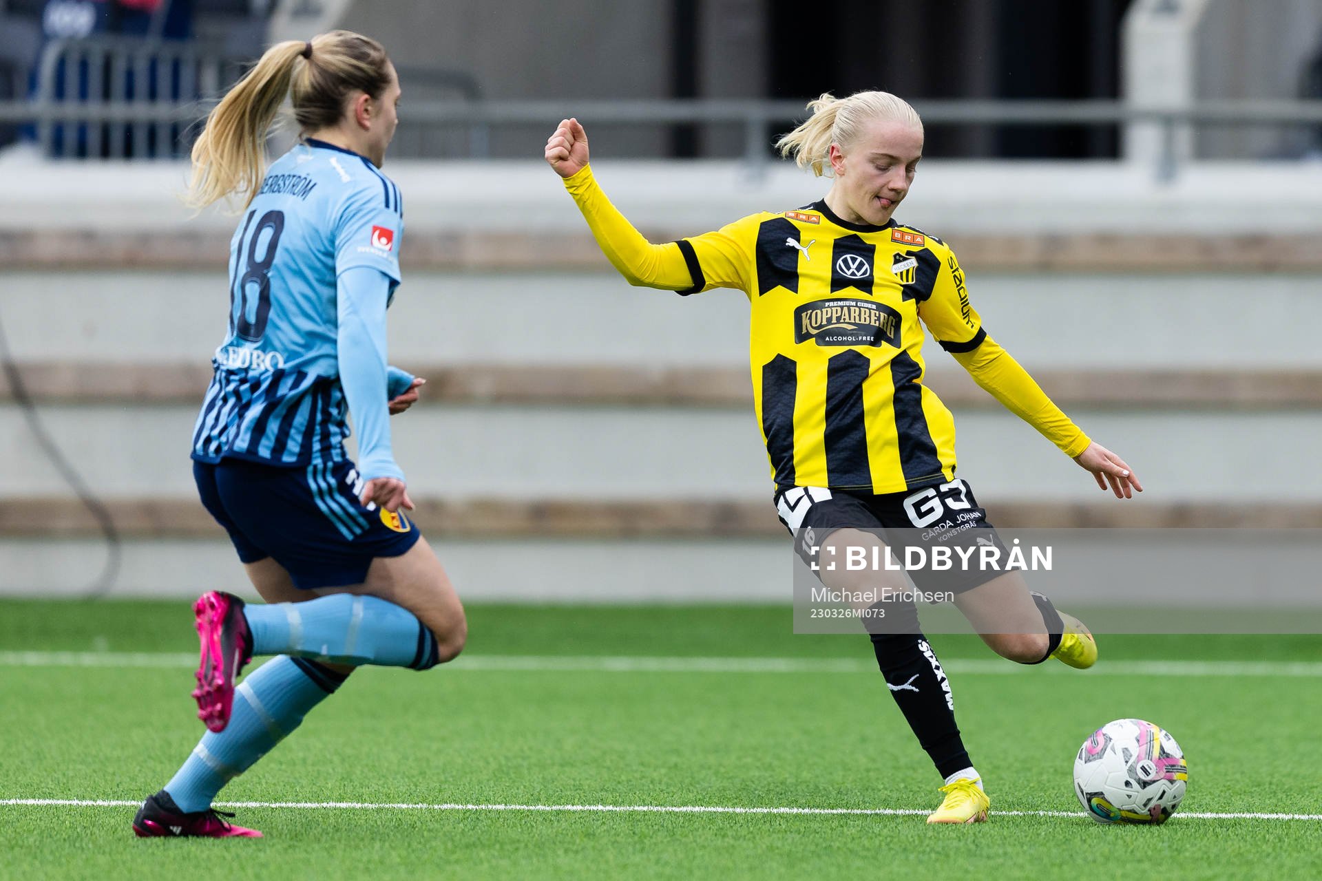 Djurgårdens Alice Bergström och Häckens Anna Sandberg under fotbollsmatchen i Damallsvenskan mellan Häcken och Djurgården den 26 mars 2023 i Göteborg.