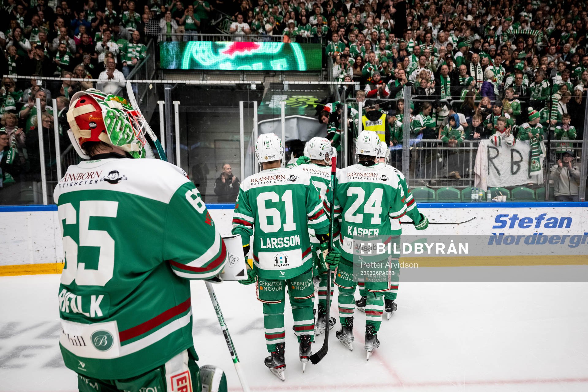 Rögles spelare lämnar isen