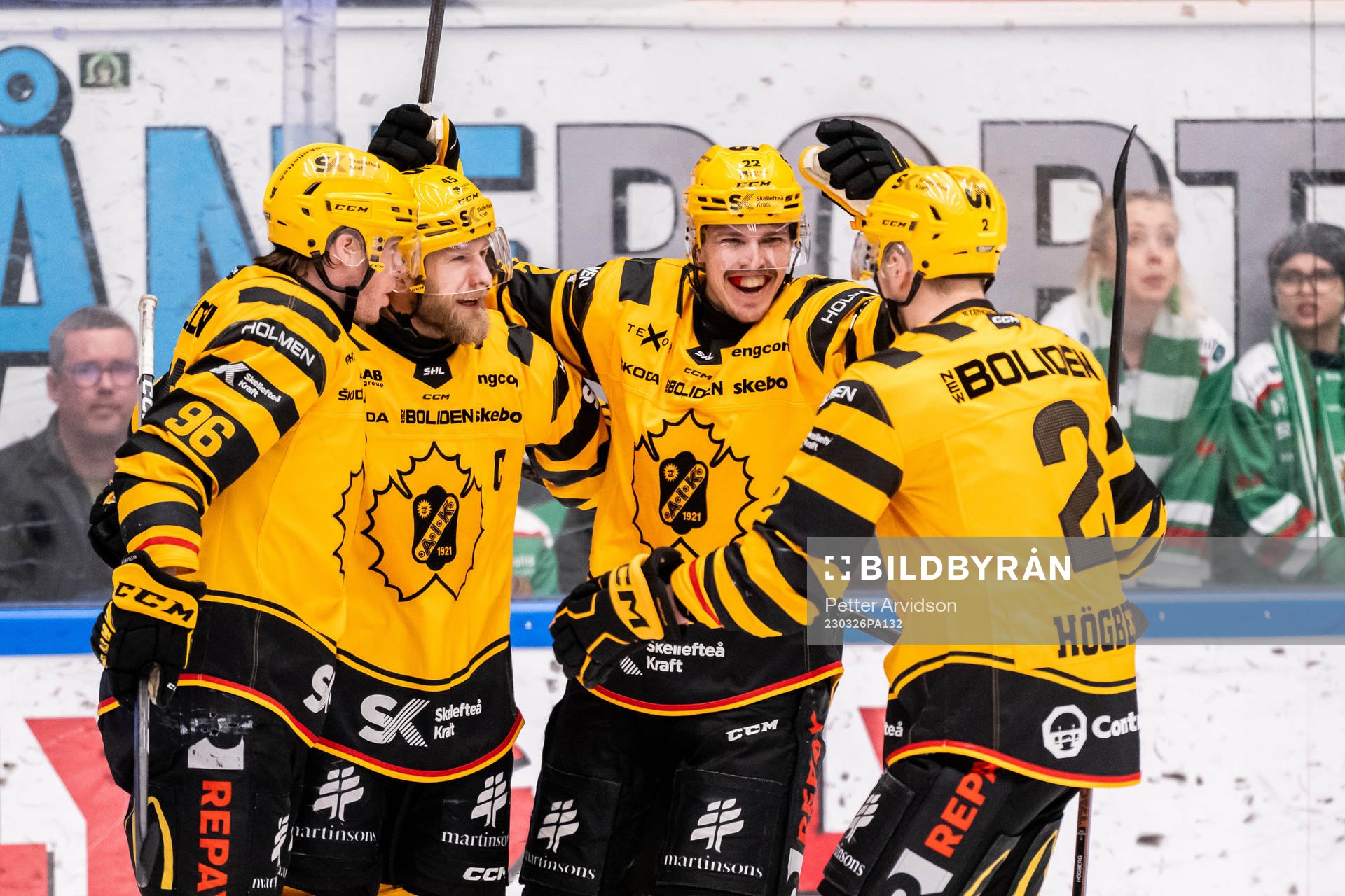 Skellefteås Oscar Möller jublar med lagkamrater
