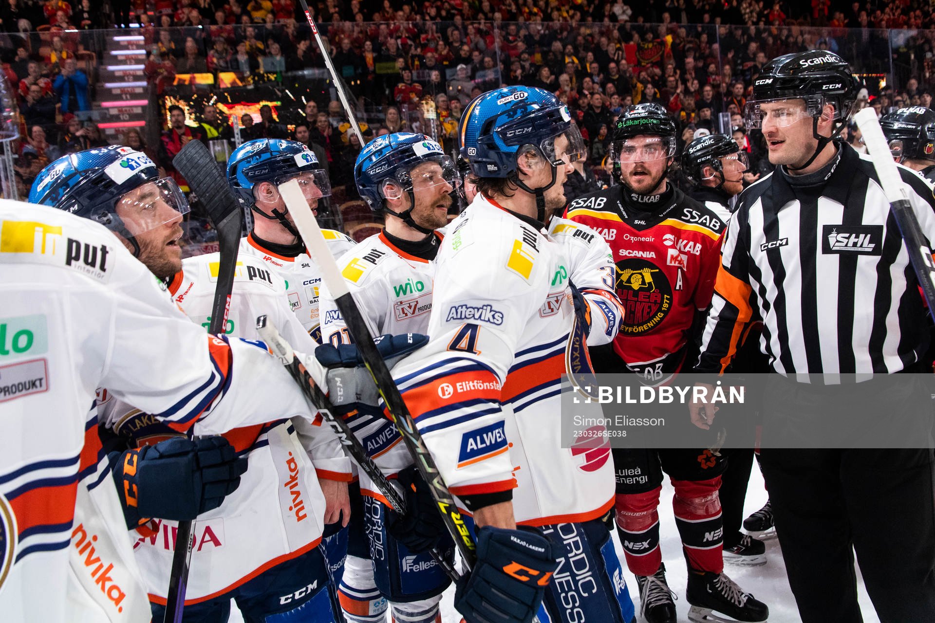 Växjös Keegan Lowe med lagkamrater och Luleås Oscar