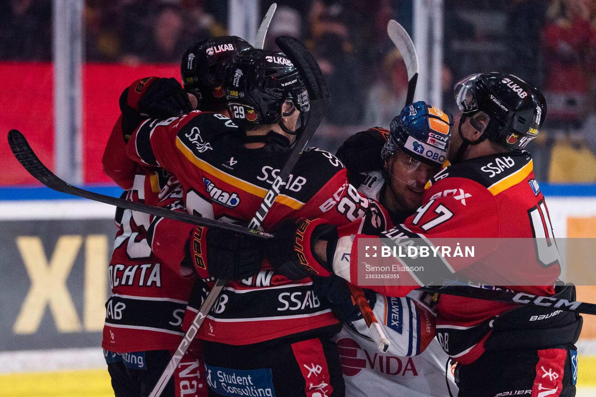 Luleås spelare med Leo Komarov jublar