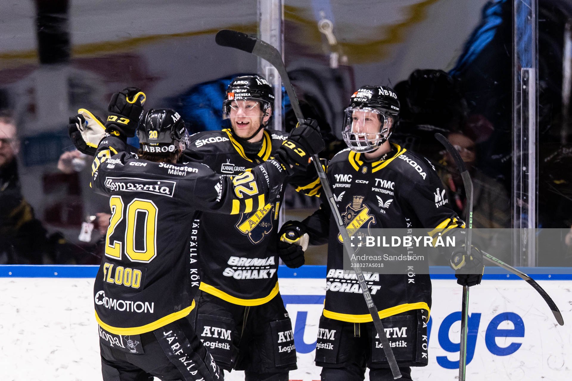 AIKs Richard Gynge (m) jublar med lagkamrater
