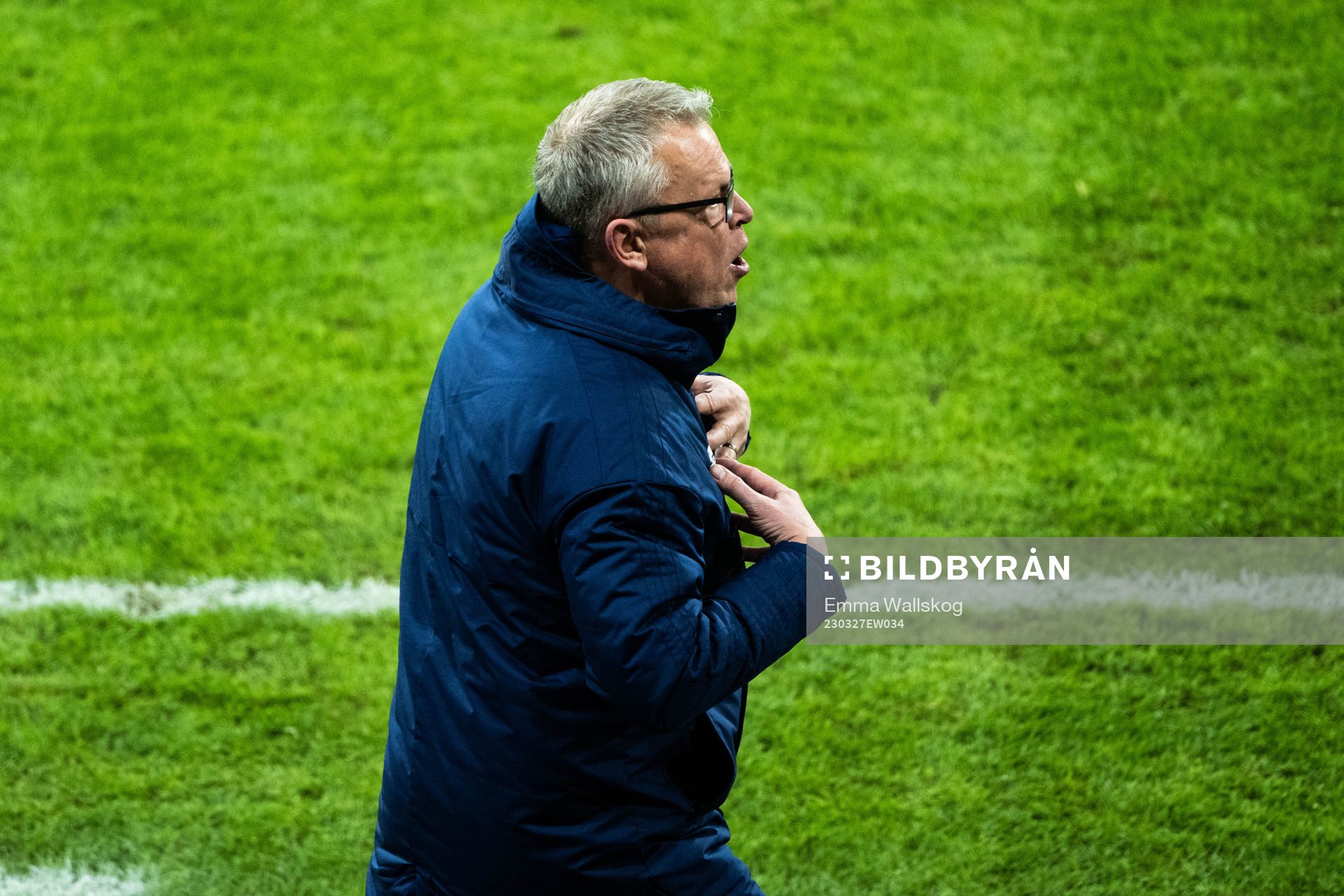Head coach Janne Andersson of Sweden reacts