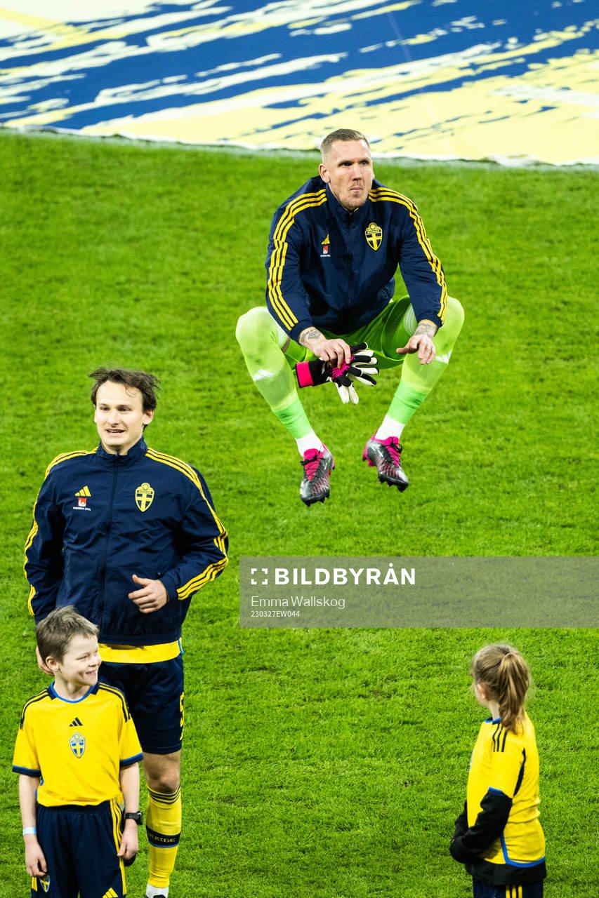 Hjalmar Ekdal and goalkeeper Robin Olsen of Sweden