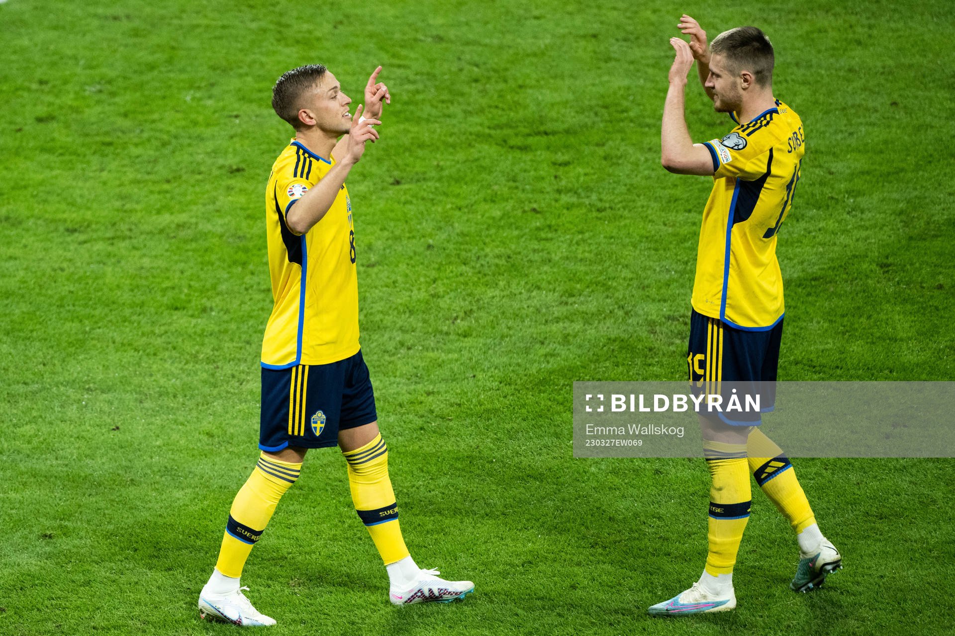 Viktor Gyökeres of Sweden celebrates with Mattias Svanberg