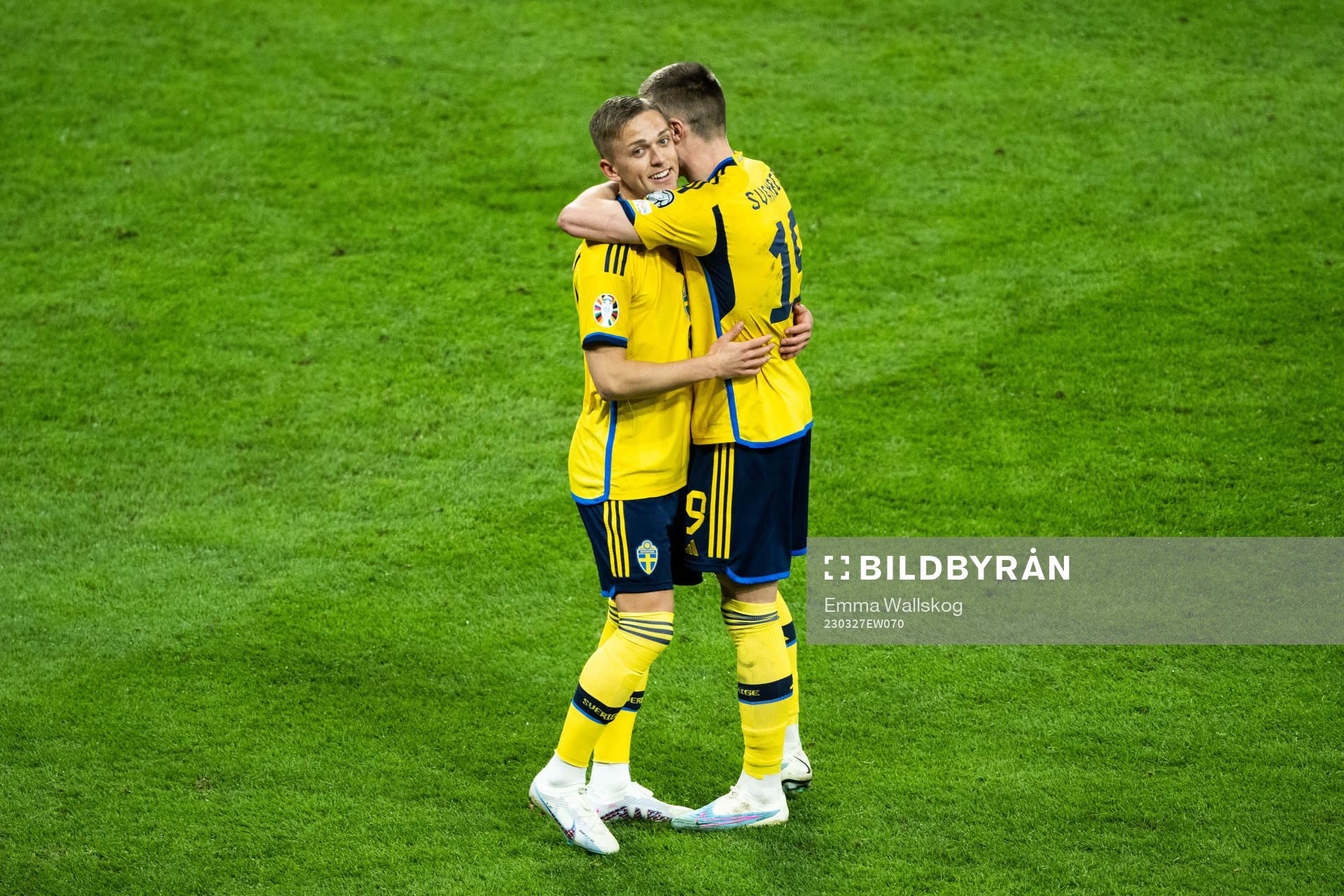 Viktor Gyökeres of Sweden celebrates with Mattias Svanberg
