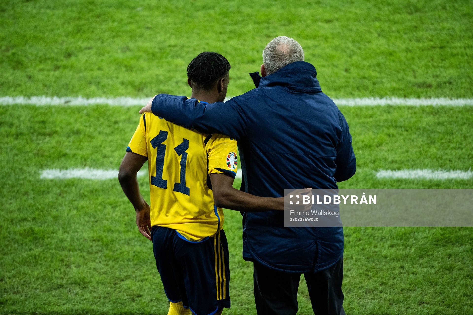 Anthony Elanga and Head coach Janne Andersson of Sweden