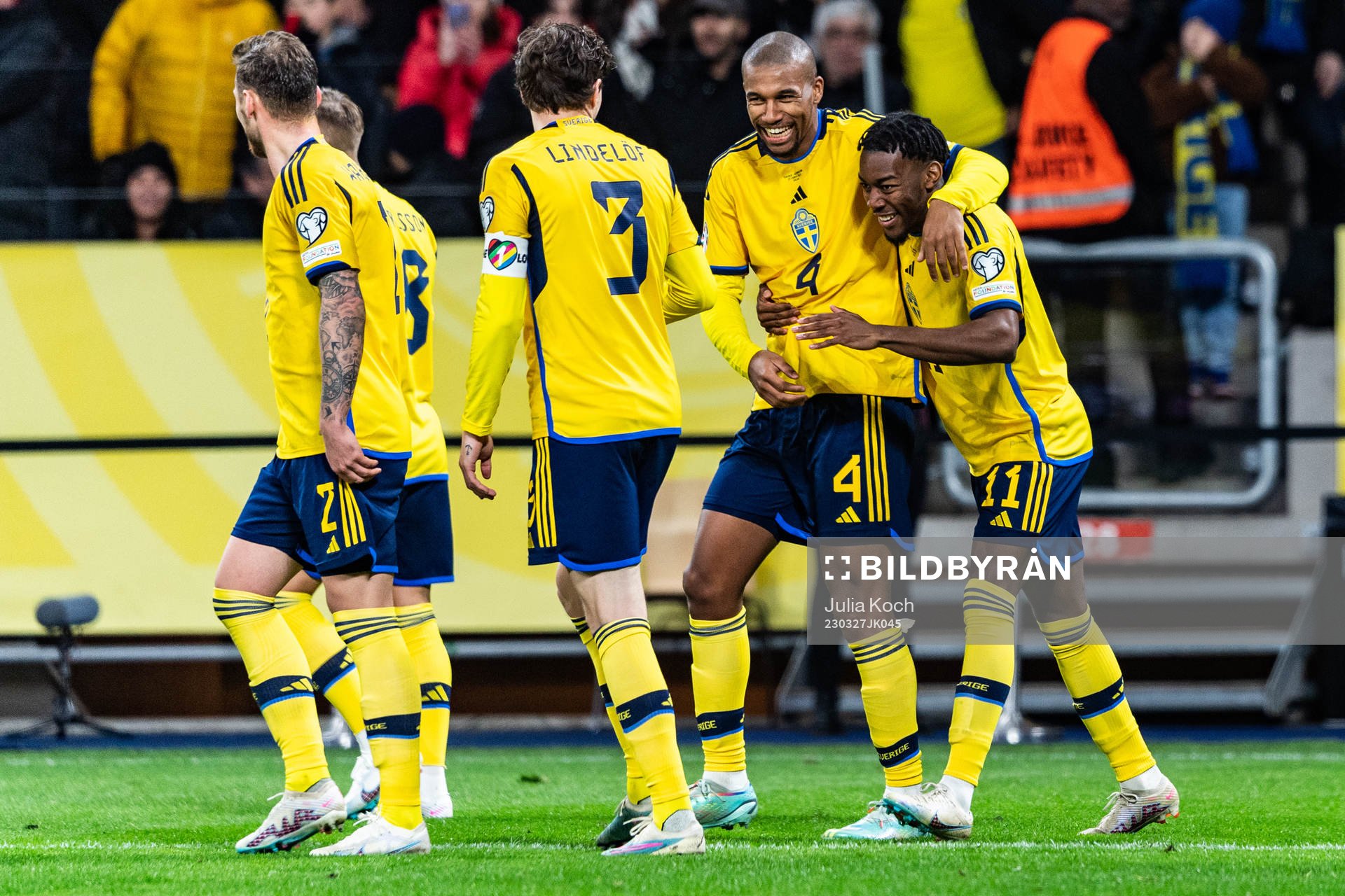 Isak Hien and Anthony Elanga of Sweden  celebrate