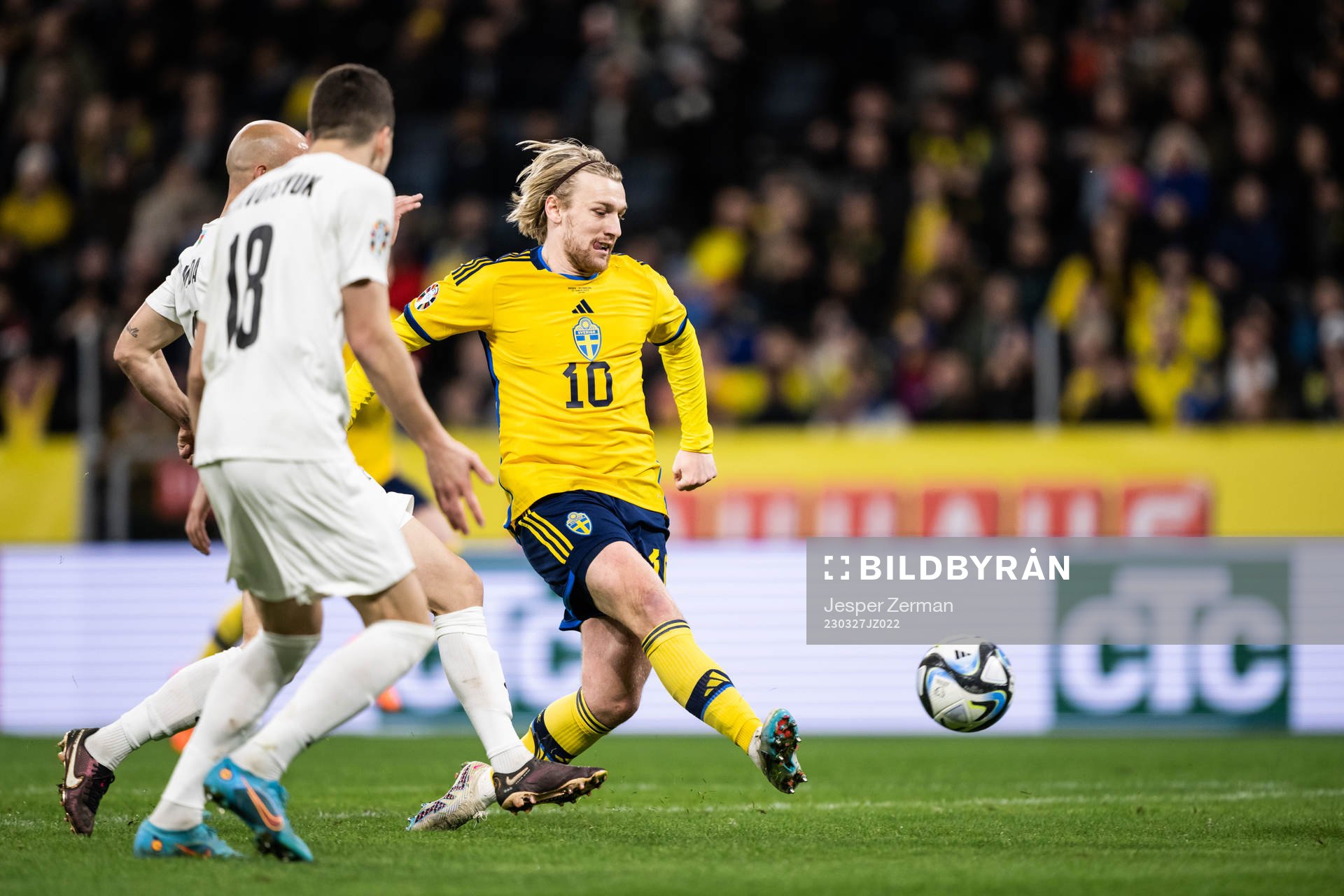 Emil Forsberg of Sweden scores 1-0