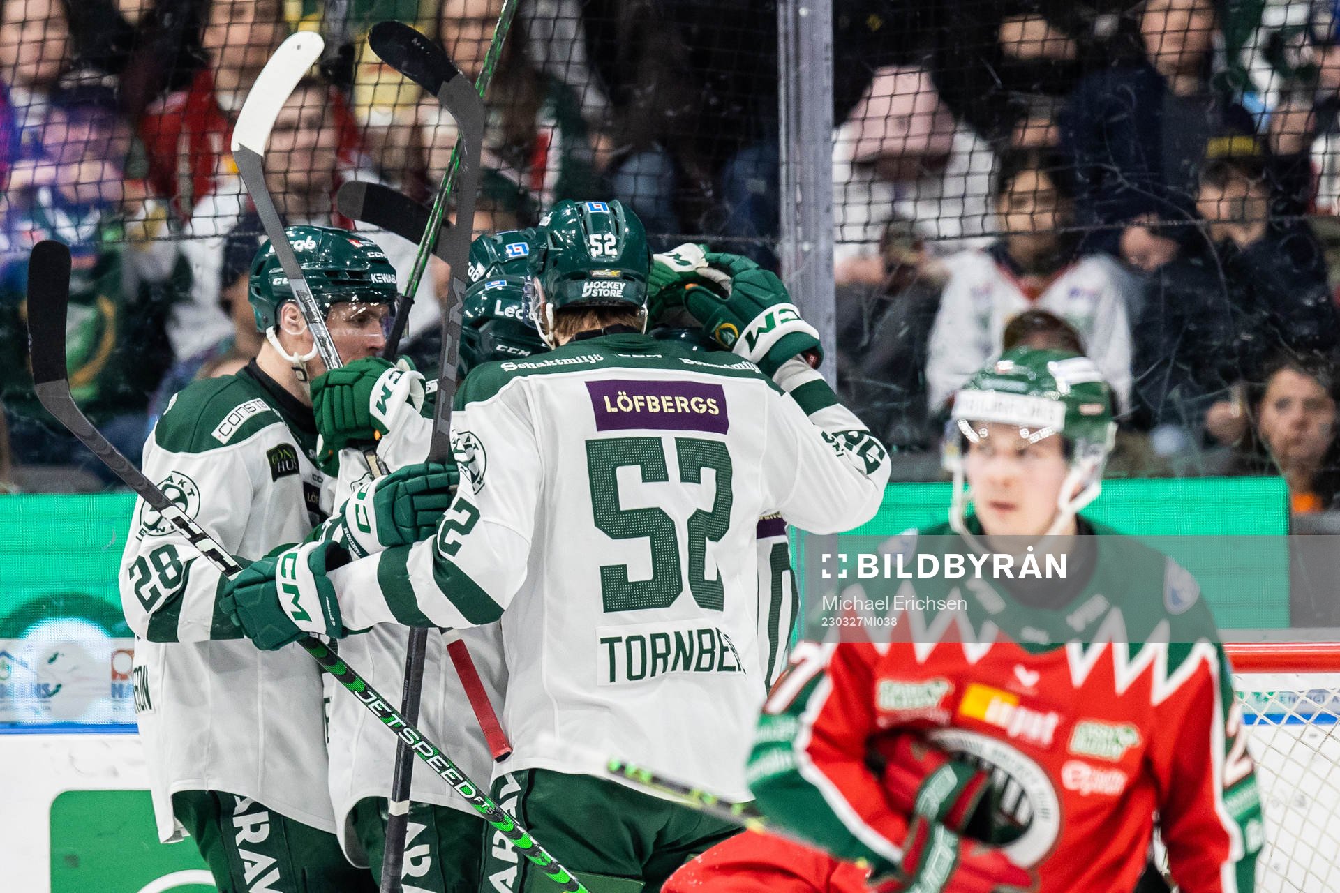 Färjestads Daniel Viksten jublar med lagkamrater