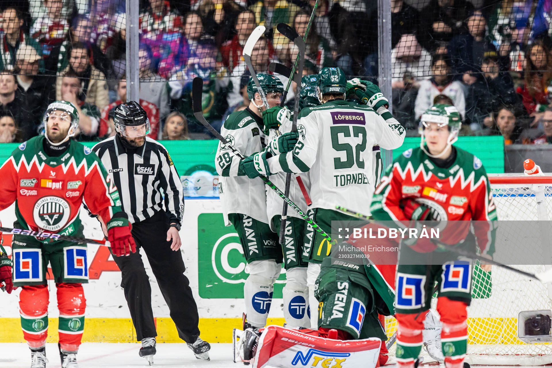 Färjestads Daniel Viksten jublar med lagkamrater