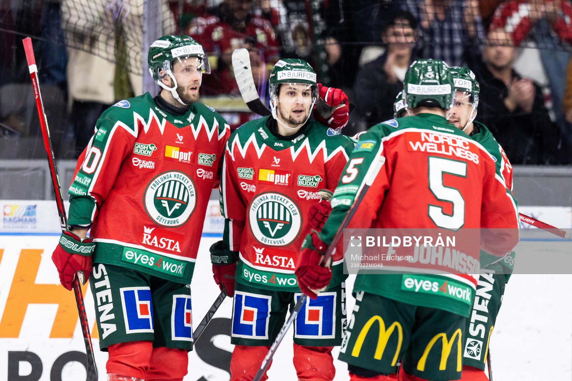 Frölundas Linus Nässen jublar med lagkamrater