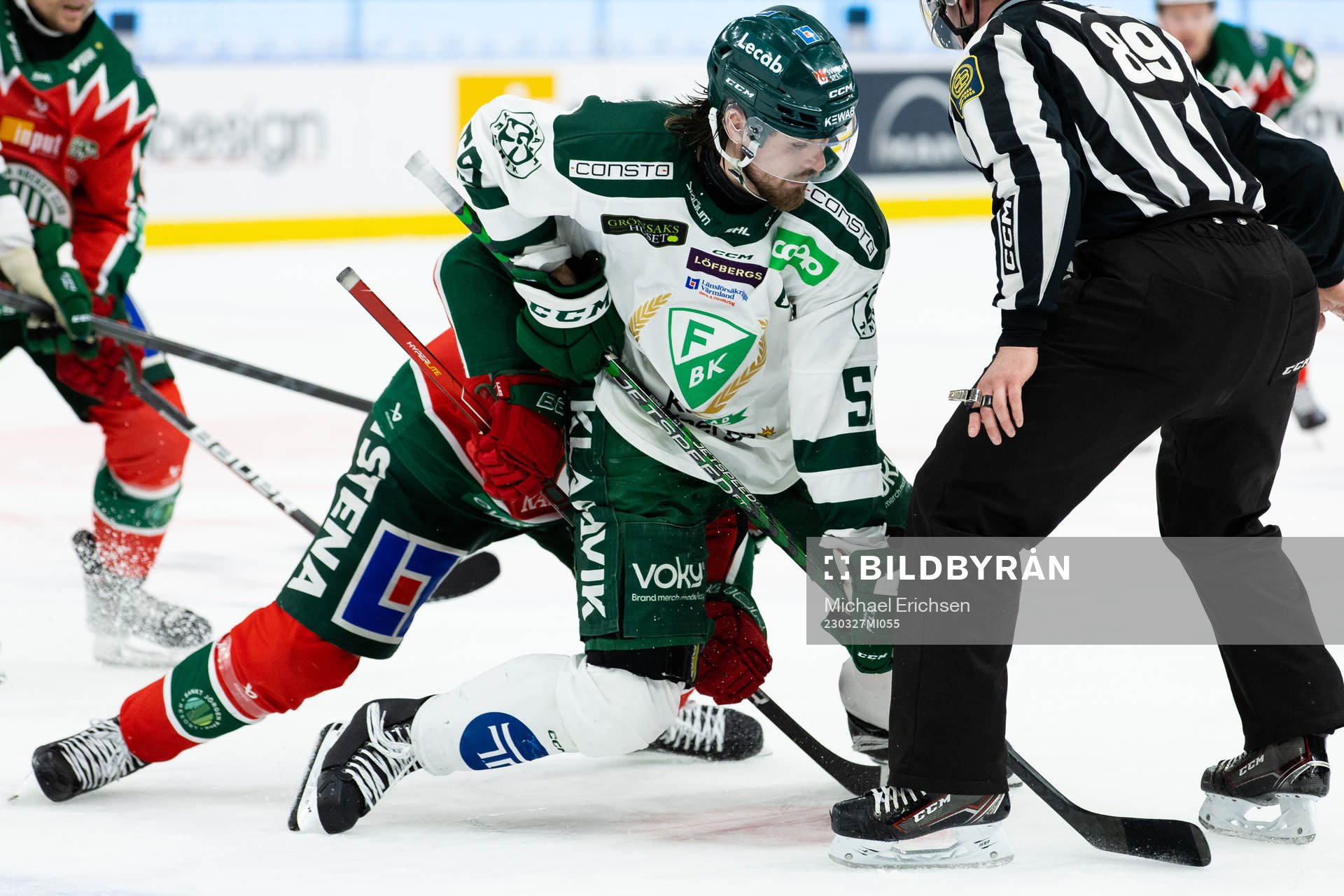 Färjestads Linus Johansson tekar mot Frölundas Nicklas