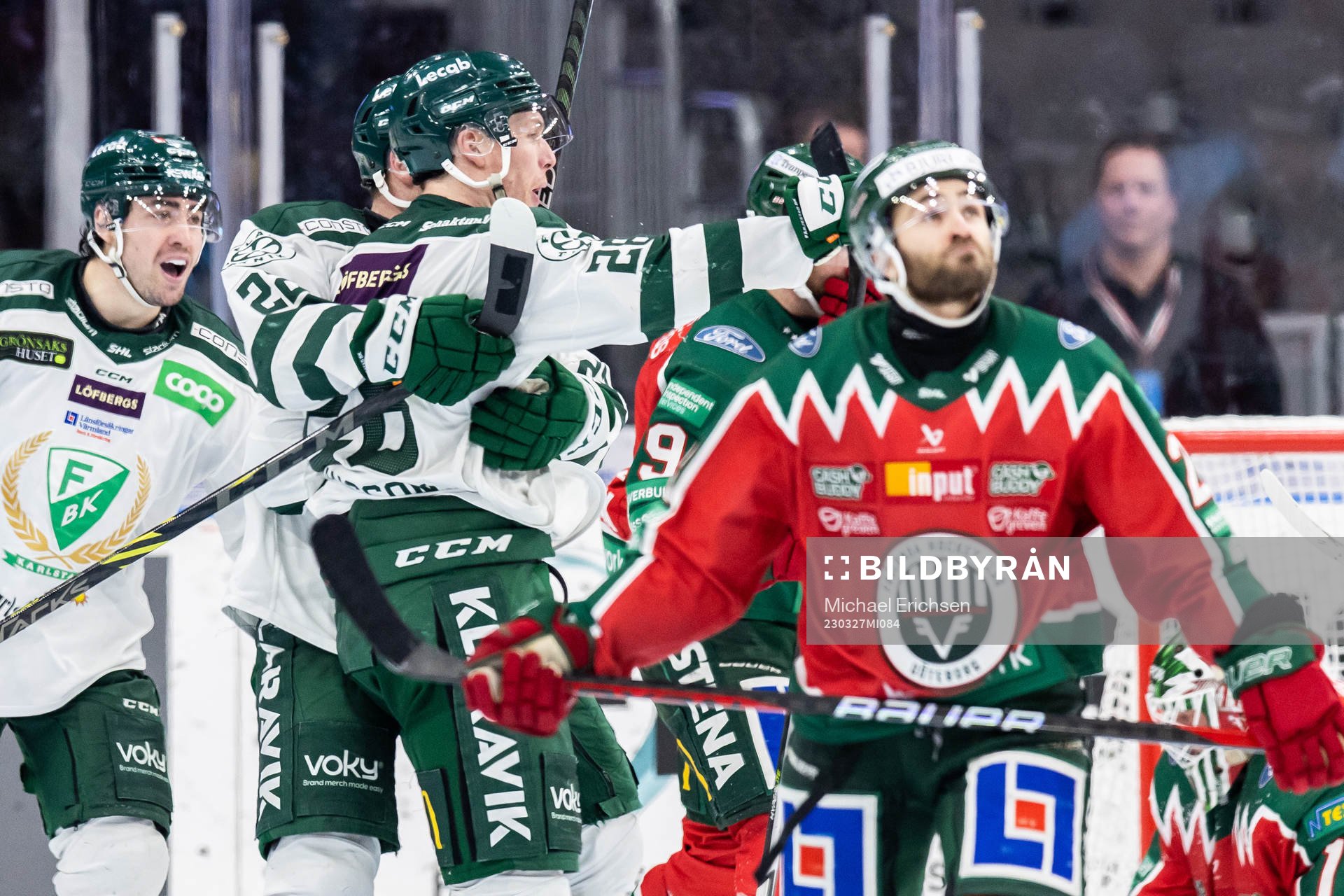 Färjestads Mattias Göransson jublar med lagkamrater