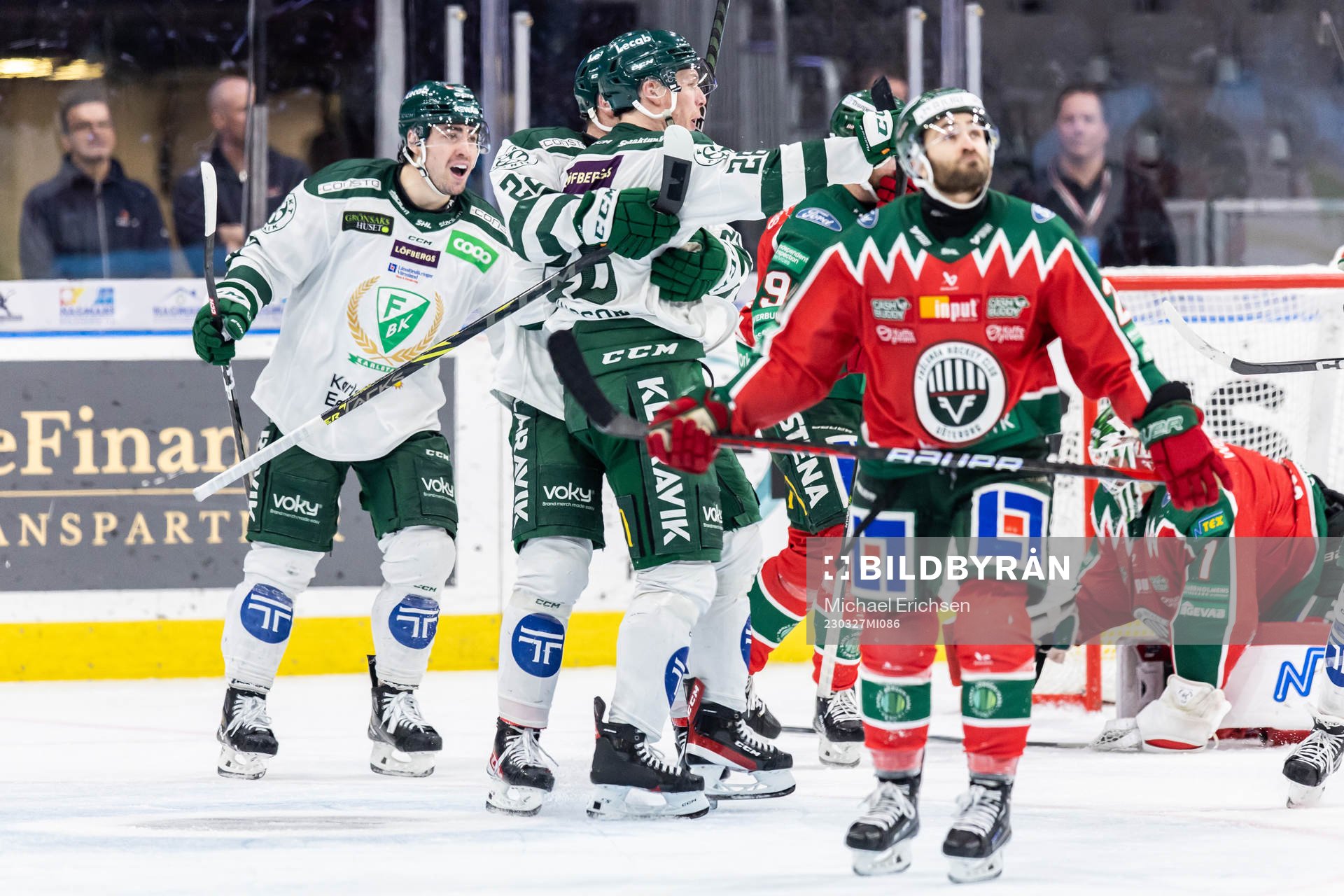 Färjestads Mattias Göransson jublar med lagkamrater