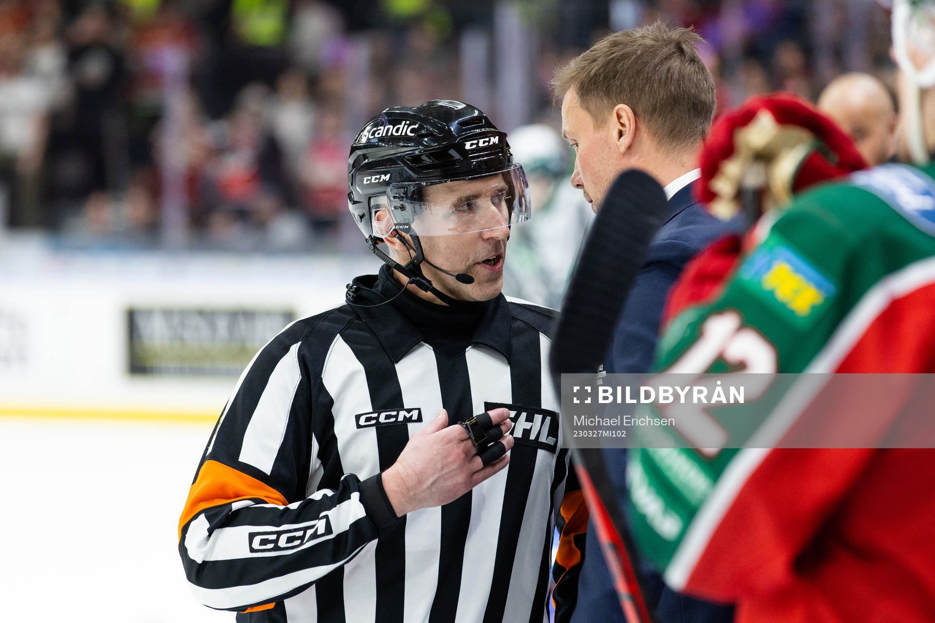 Domare Linus Öhlund och Frölundas tränare Roger