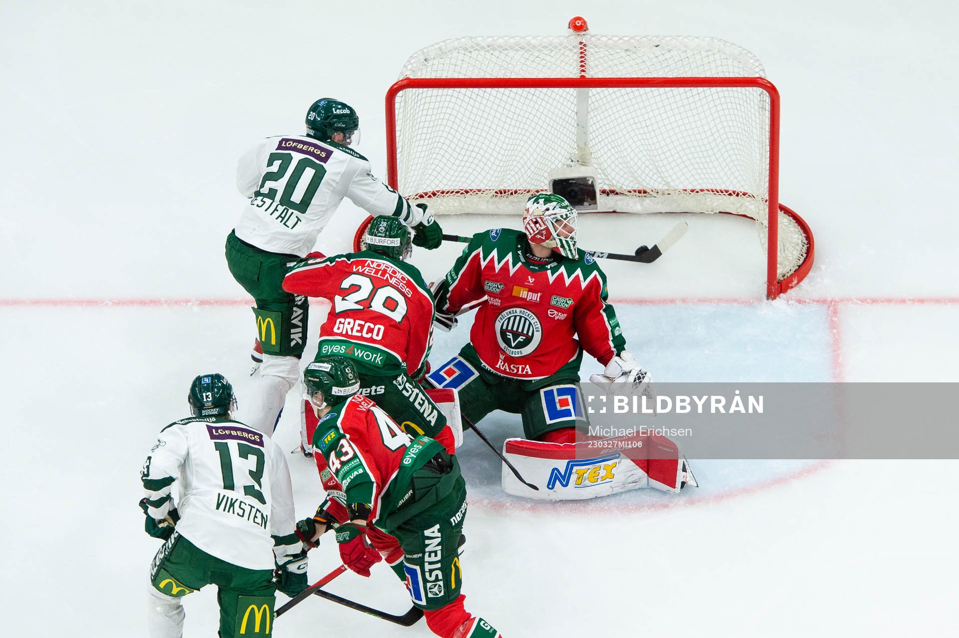 Färjestads Daniel Viksten gör 2-0 bakom Frölundas