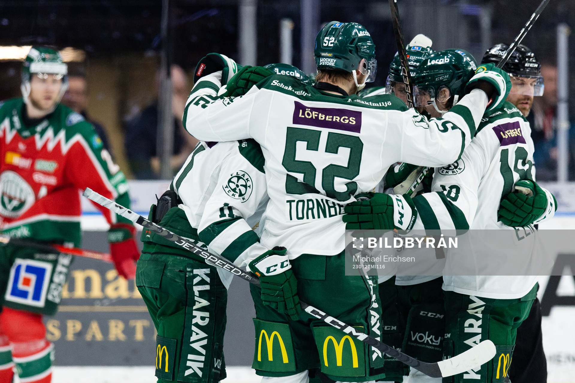 Färjestads Mattias Göransson jublar med lagkamrater