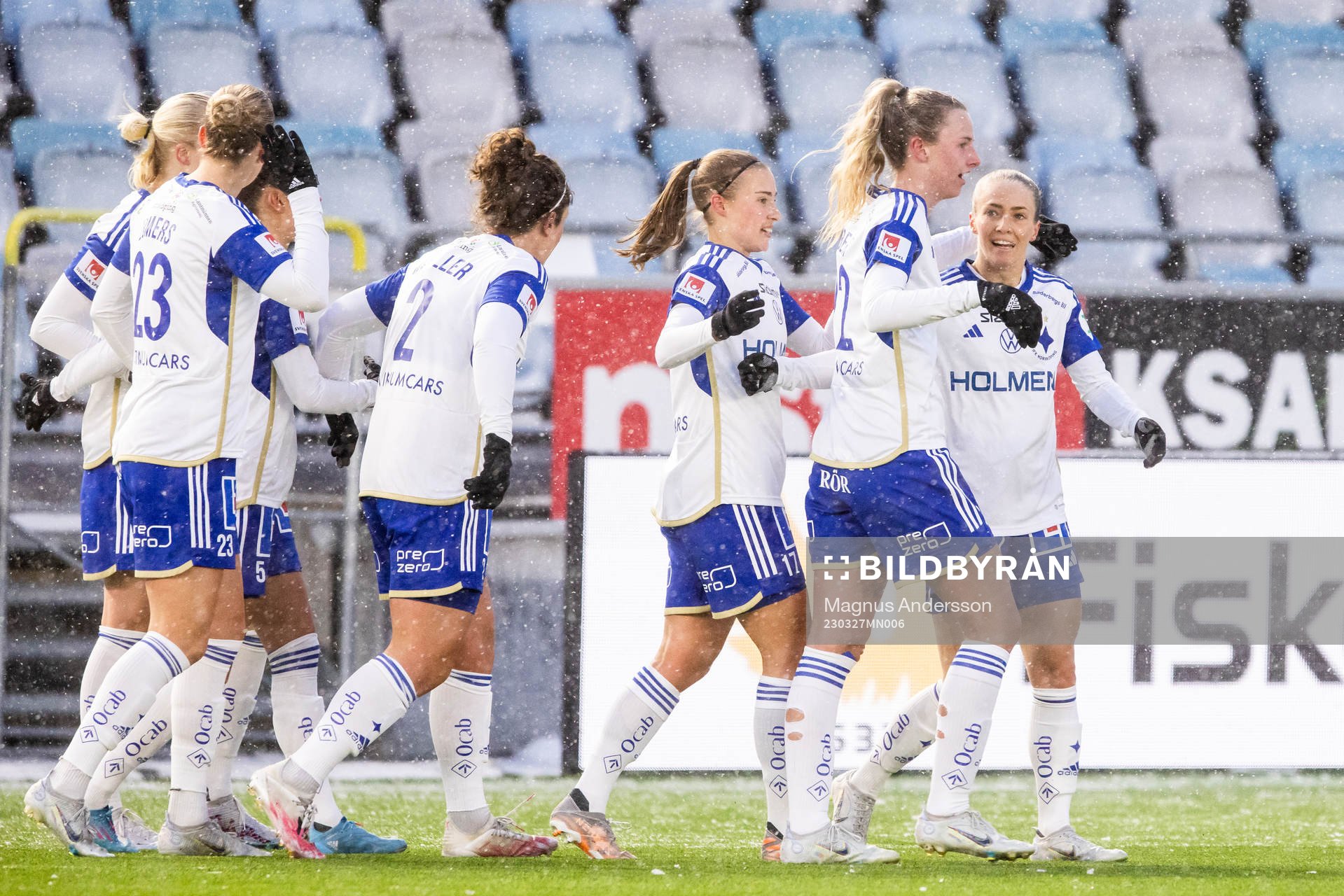 IFK Norrköpings spelare jublar efter 1-0 målet genom Chelsie Dawber under fotbollsmatchen i Damallsvenskan mellan IFK Norrköping och Växjö den 27 mars 2023 i Norrköping.
