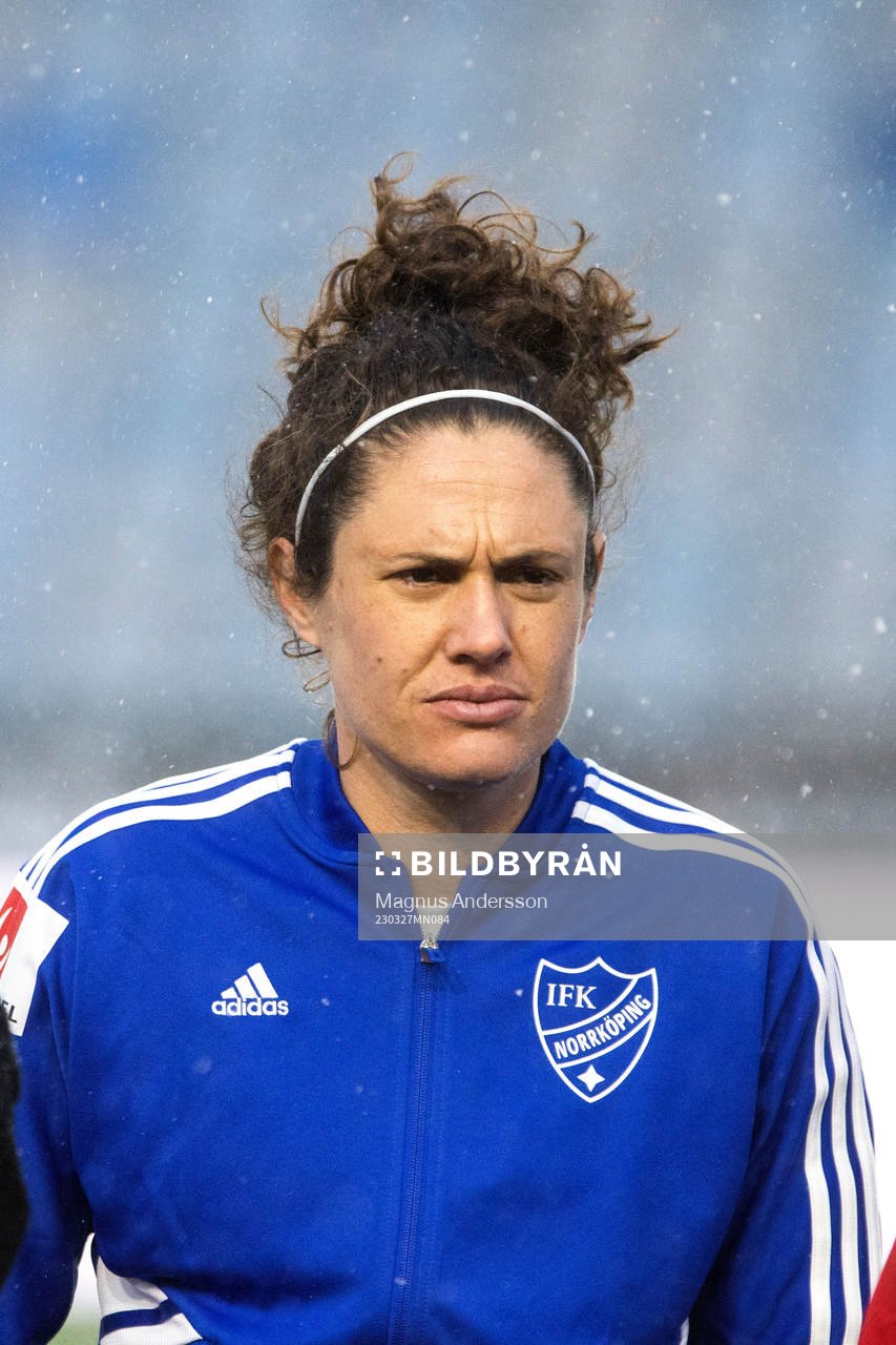 IFK Norrköpings Shannon Woeller under fotbollsmatchen i Damallsvenskan mellan IFK Norrköping och Växjö DFF den 27 mars 2023 i Norrköping.
