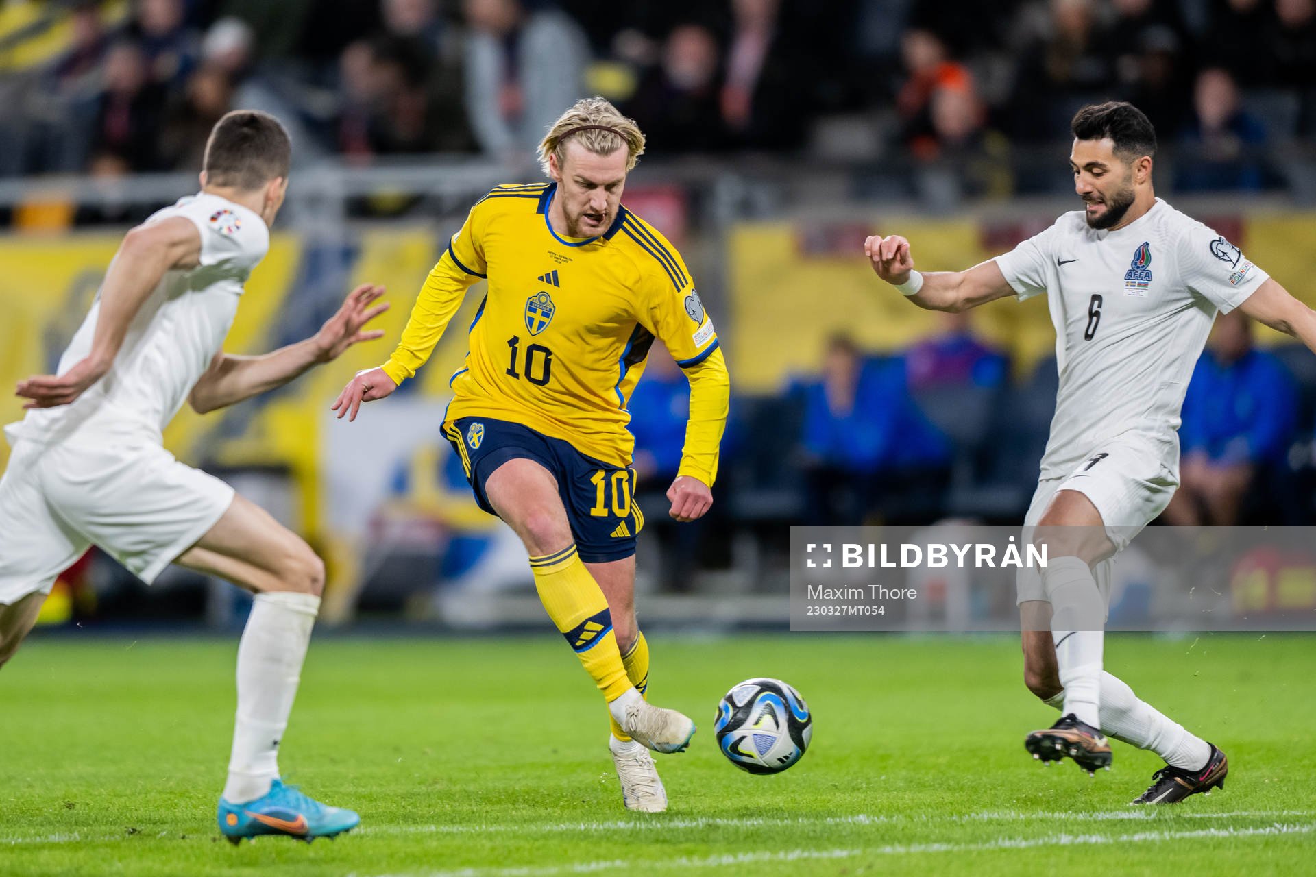 Emil Forsberg of Sweden and Hojjat Haggverdi of Azerbaijan
