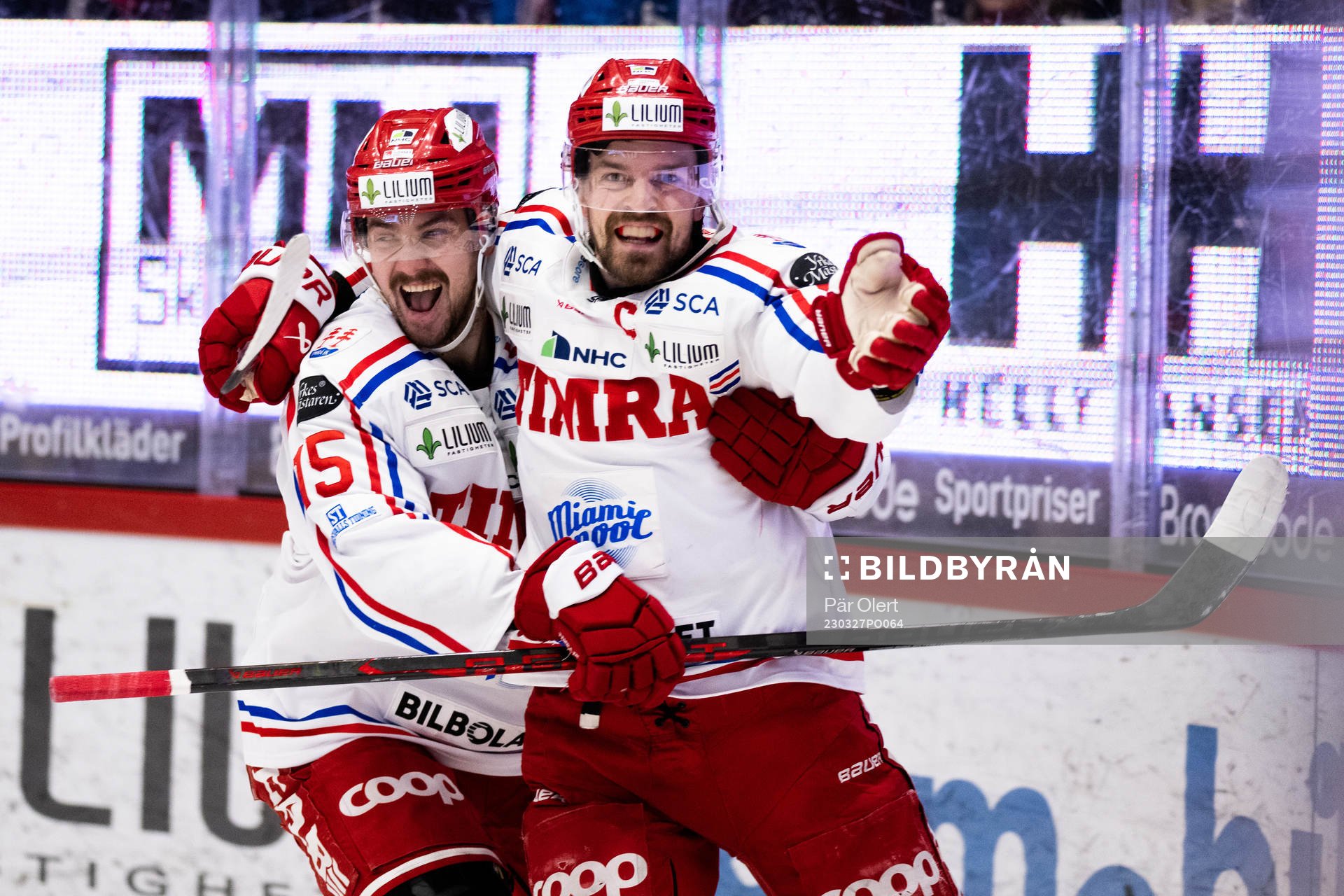 Timrås Anton Lander och Panu Mieho jublar