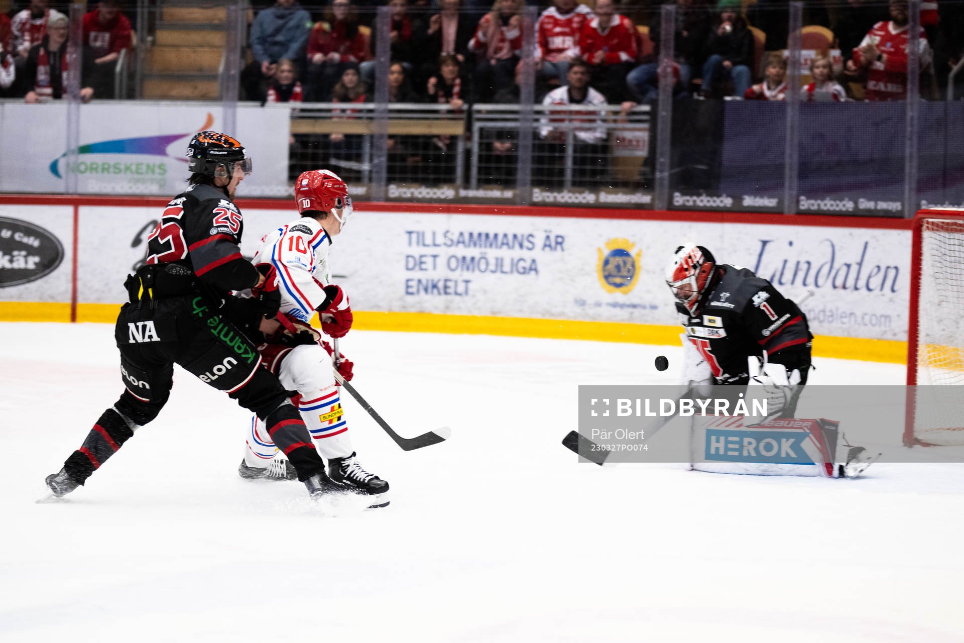 Timrås Robin Alvarez och Örebros Philip Holm