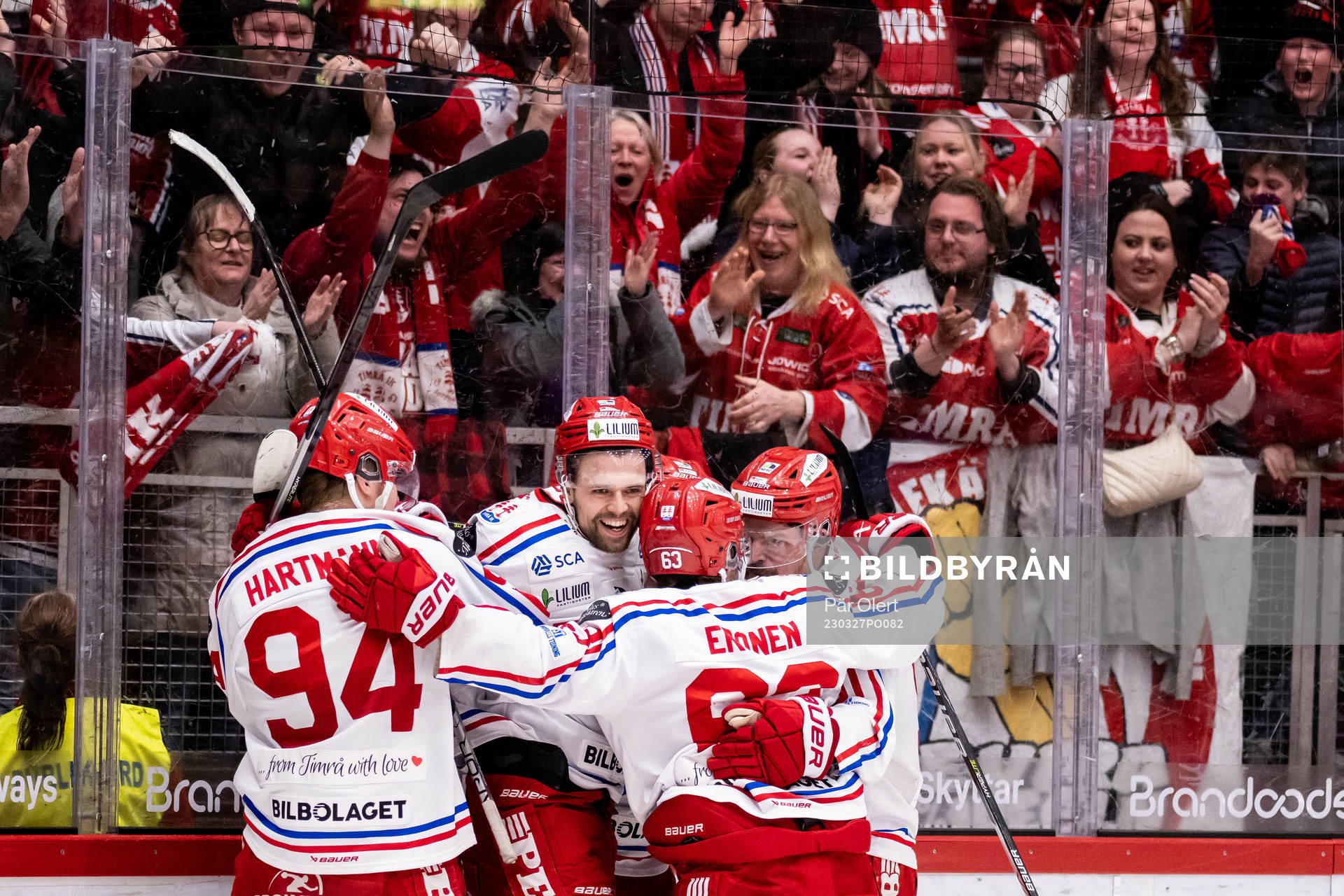 Timrås Emil Pettersson jublar med lagkamrater