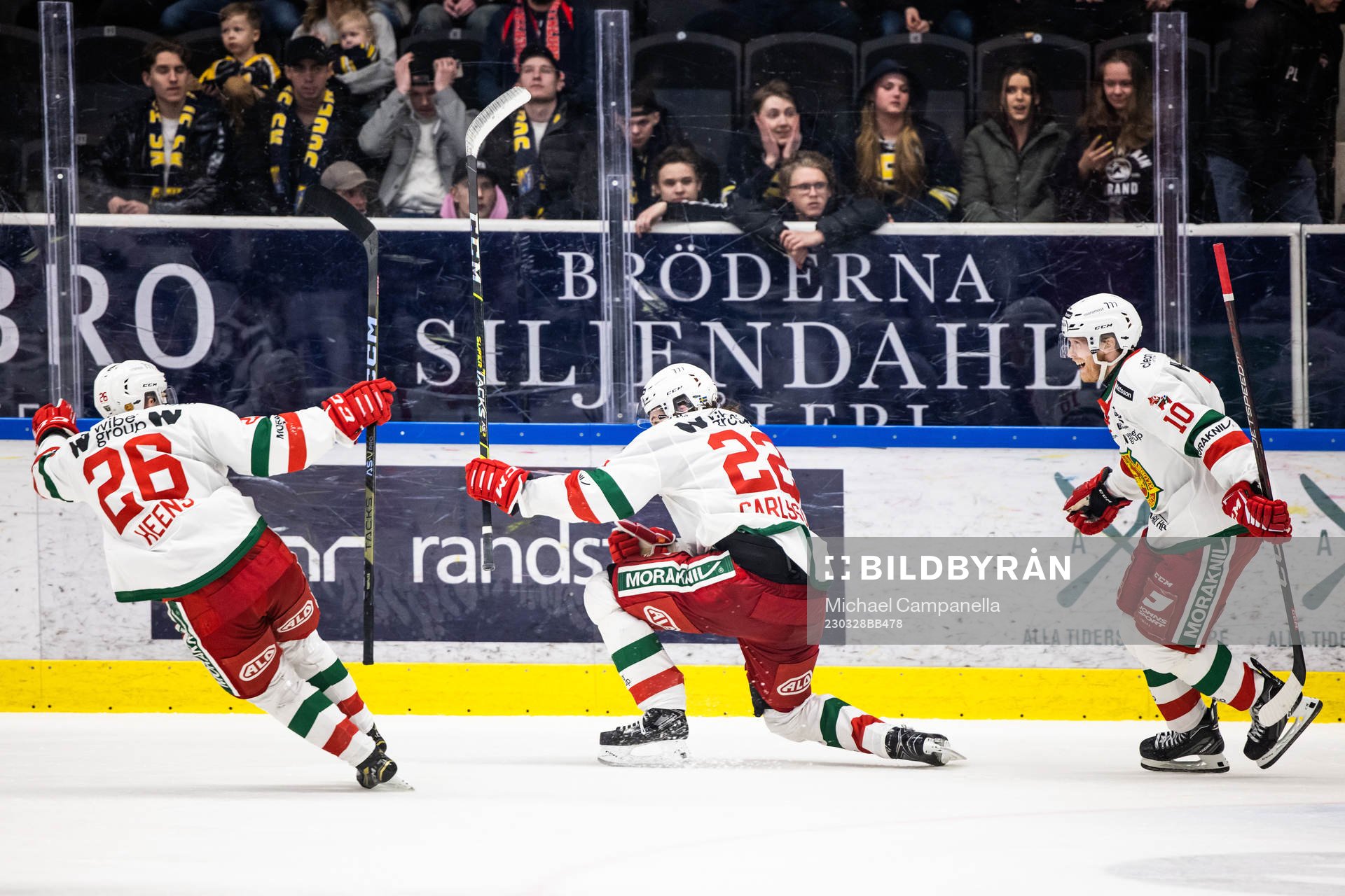Moras Måns Carlsson jublar