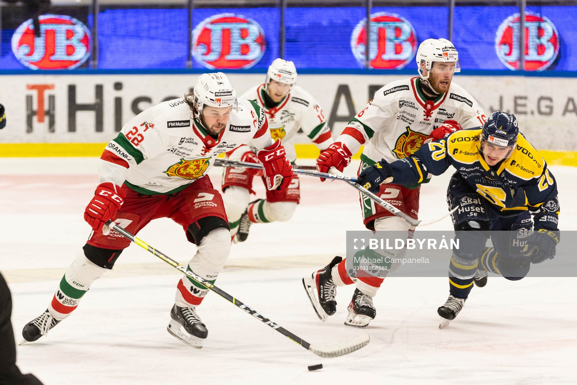 Moras Måns Carlsson och Södertäljes Nikola Pasic