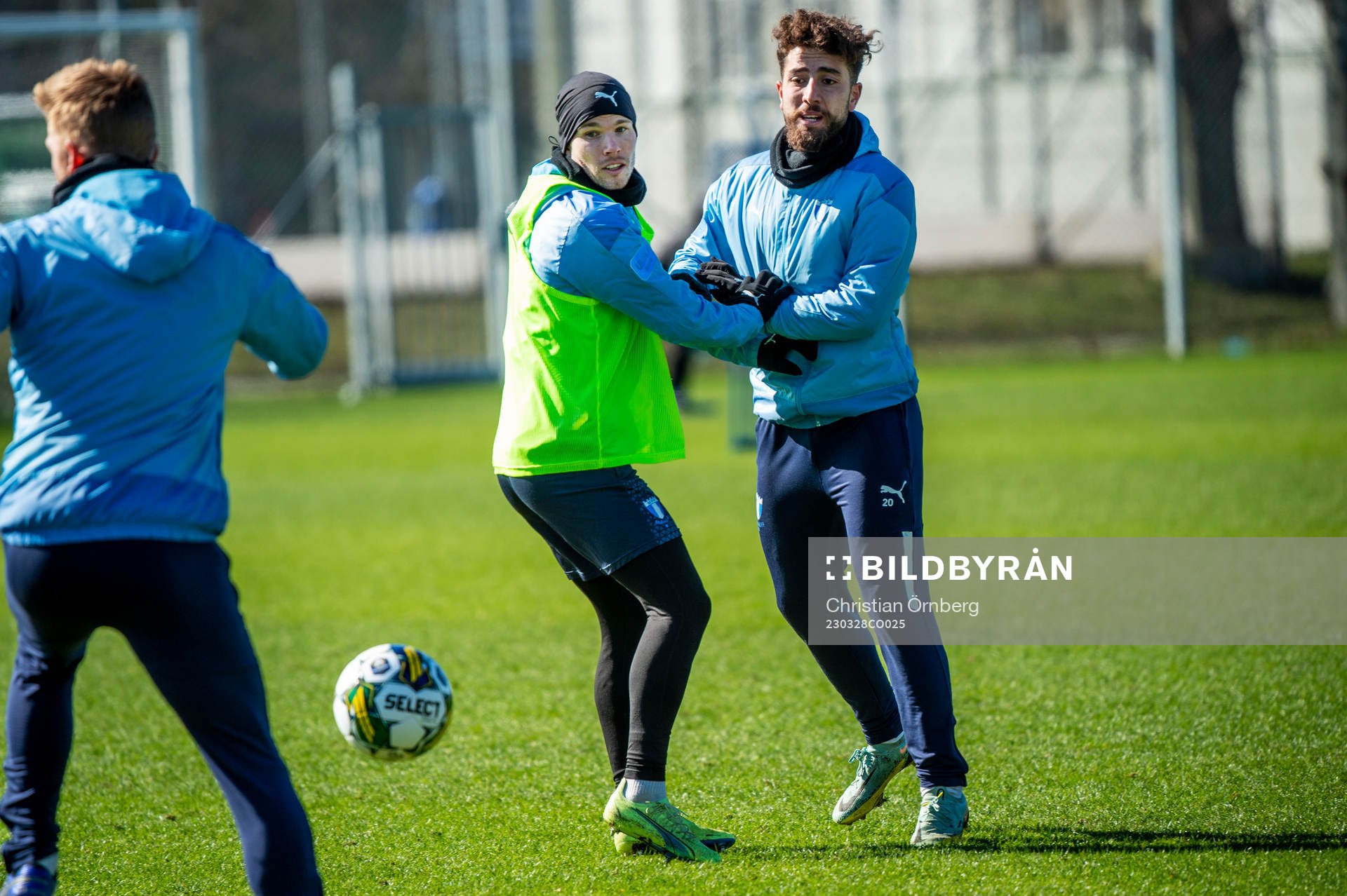 Oscar Lewicki och Moustafa Zeidan under en träning med Malmö FF den 28 mars 2023 i Malmö. 