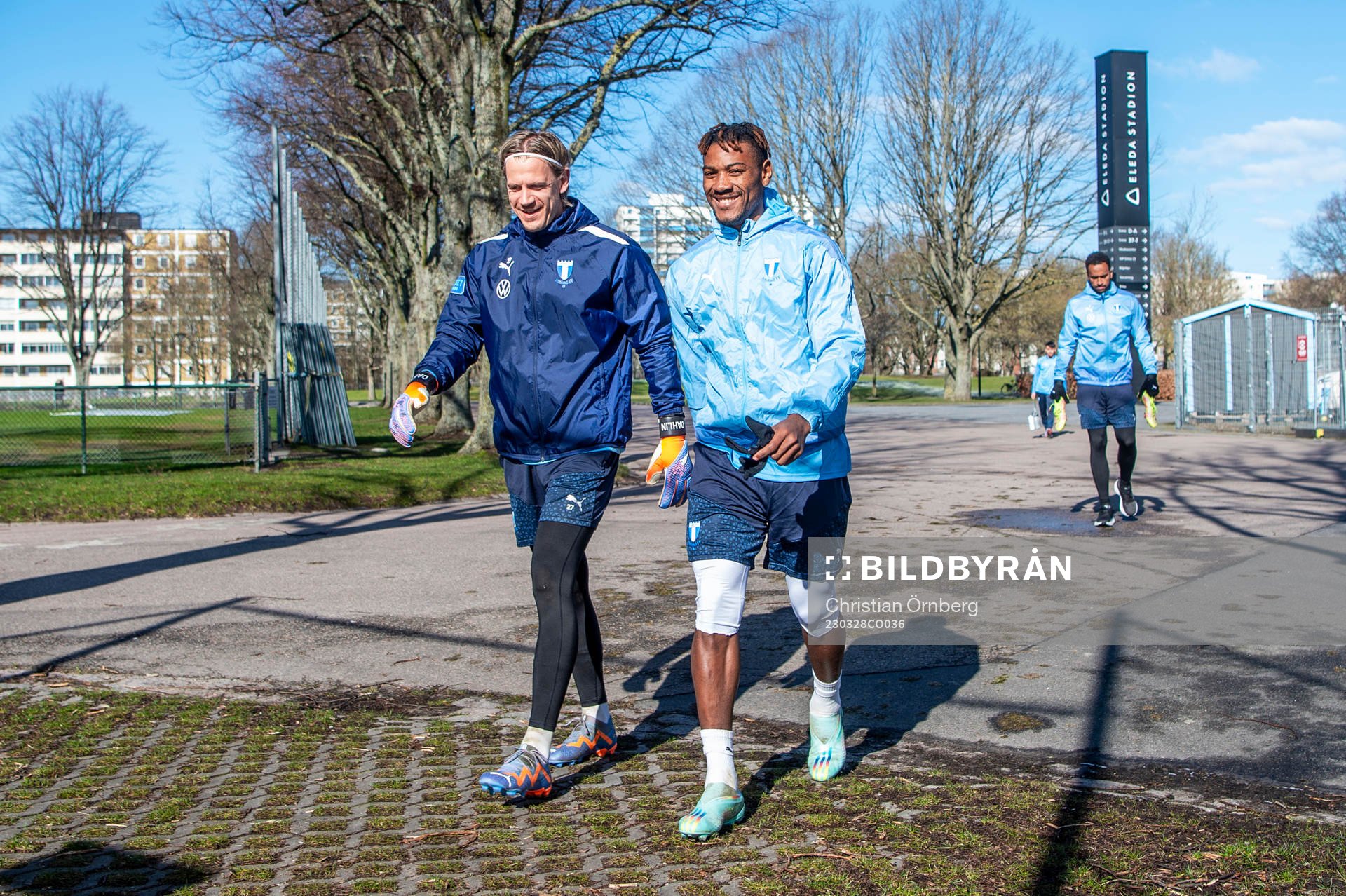 Målvakt Johan Dahlin och Samuel Kotto innan en träning
