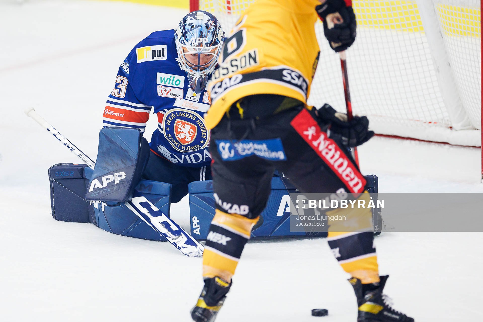 Växjös målvakt Emil Larmi  när Luleås Niklas Olausson