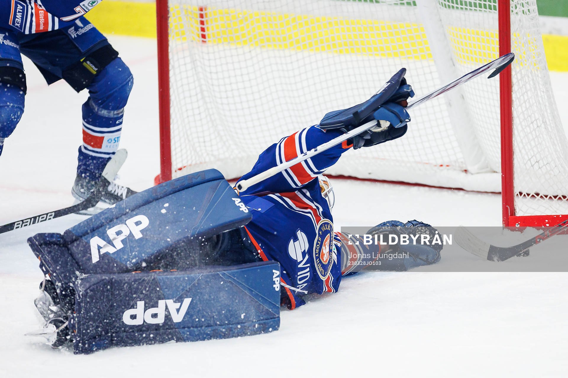 Växjös målvakt Emil Larmi när Luleås Niklas Olausson