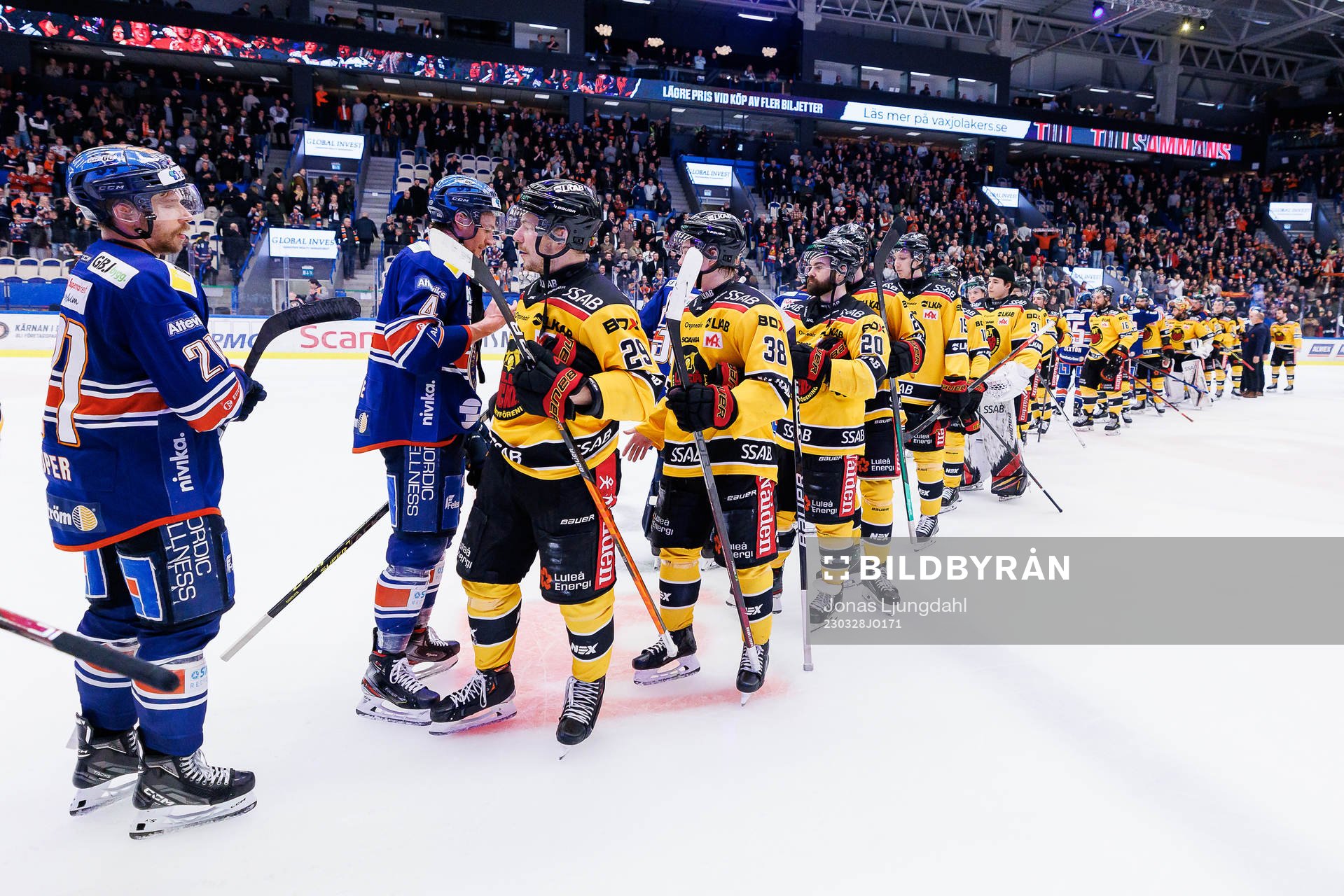 Spelarna tackar varandra