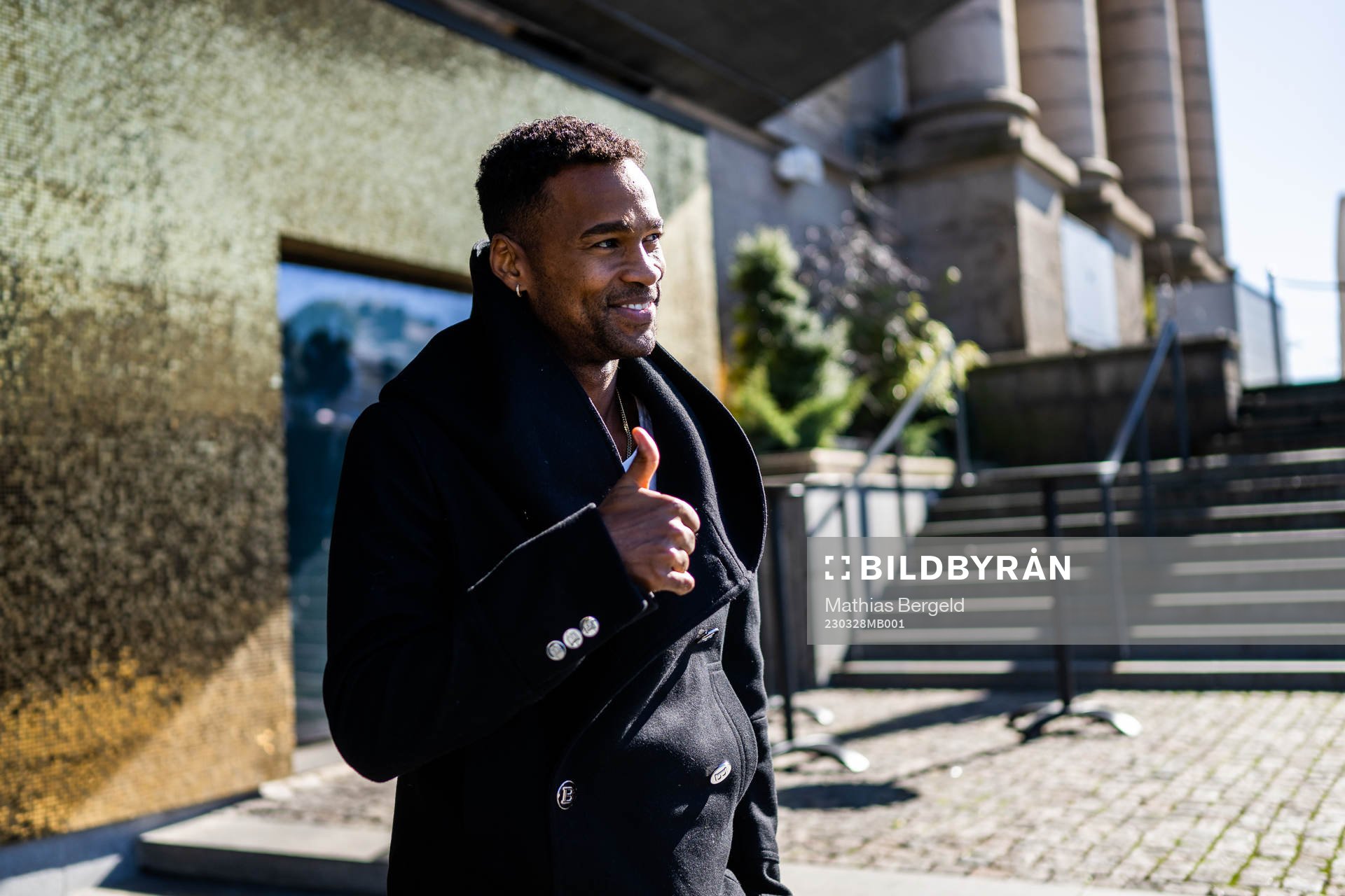 Häckens Ola Kamara gör tummen upp till några ungdomar efter att de tagit bilder tillsammans den 28 mars 2023 i Göteborg. 