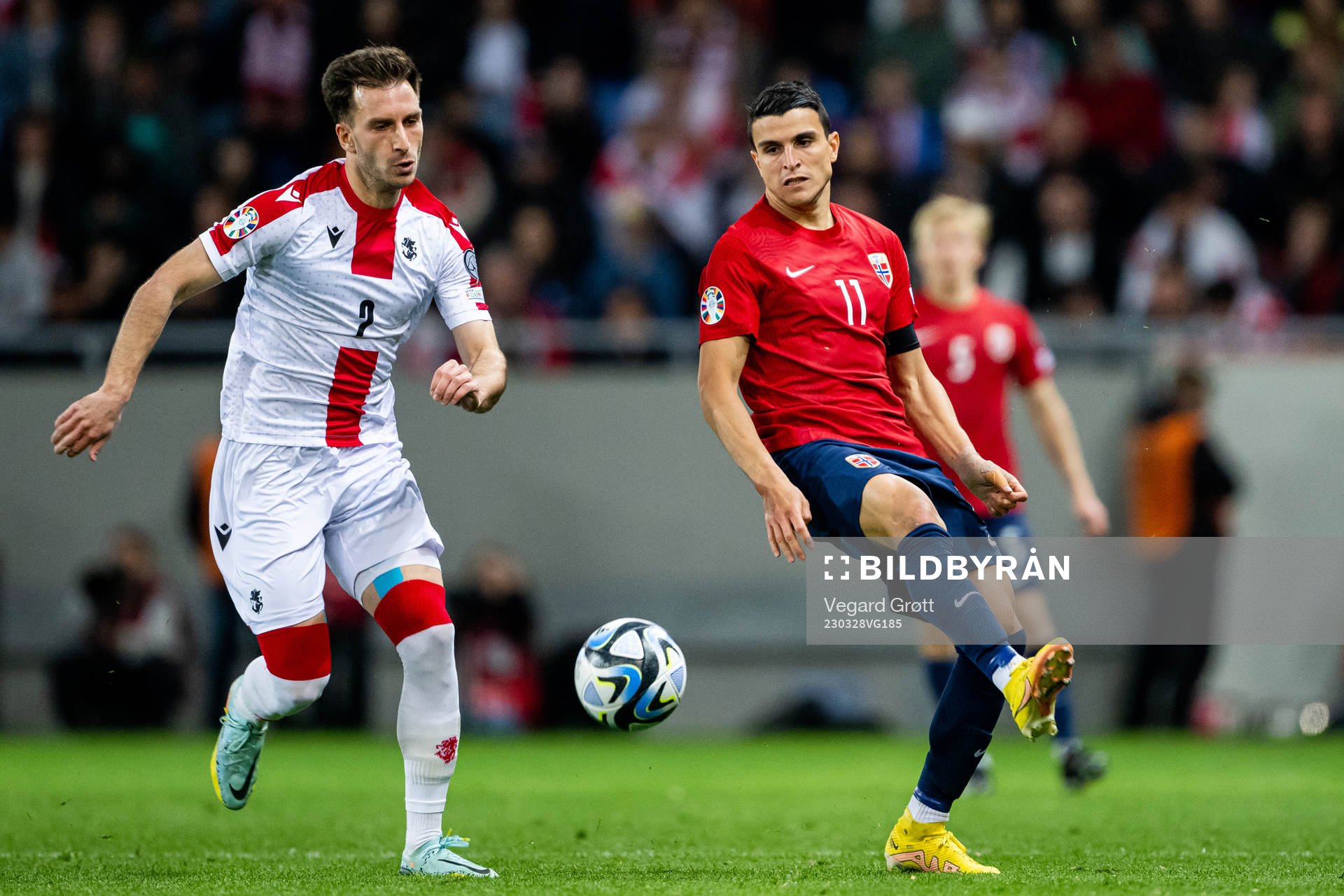 Otar Kakabadze of Georgia and Mohamed Elyounoussi of Norway