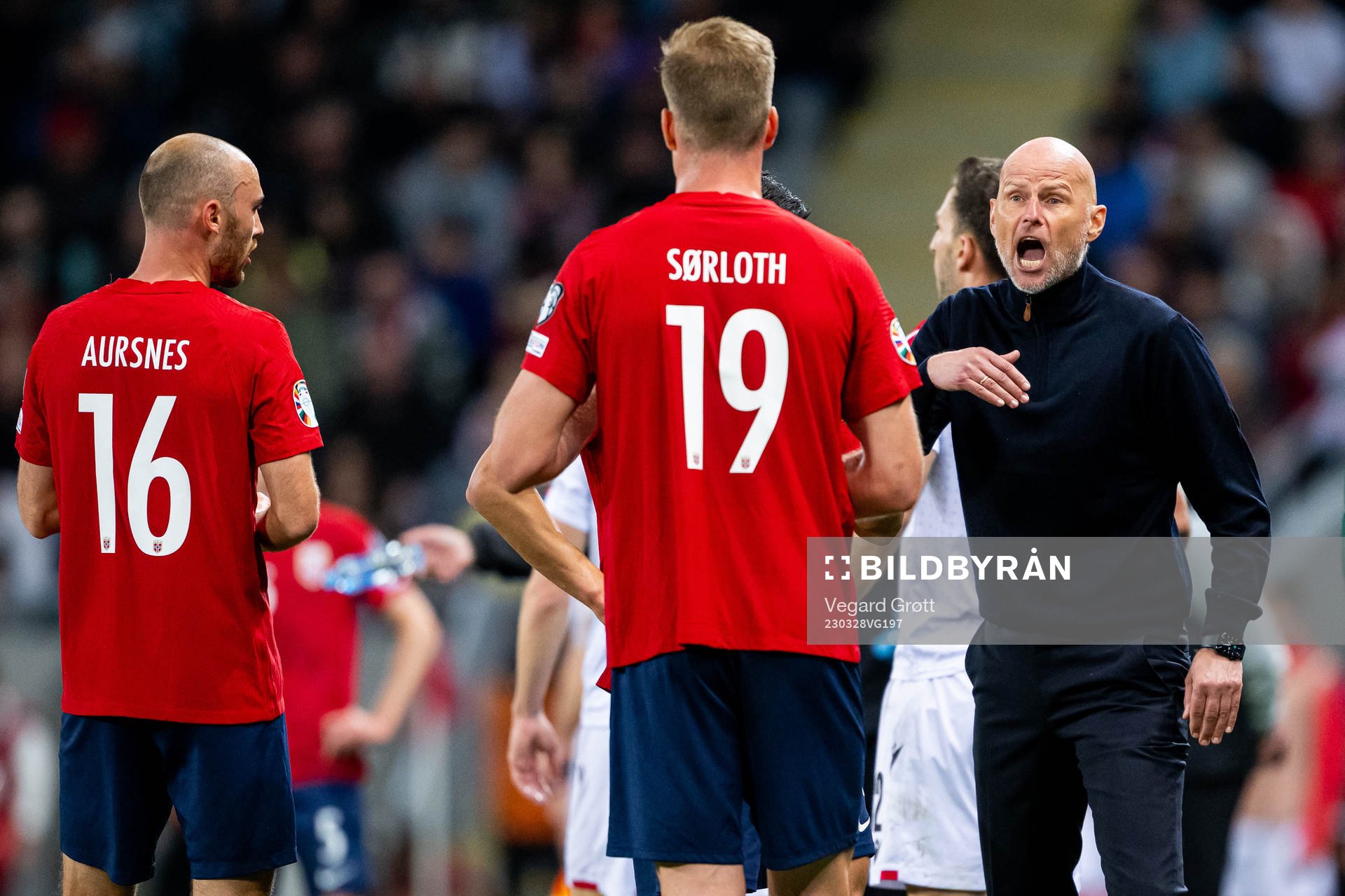 Ståle Solbakken, head coach of Norway, talk to Fredrik