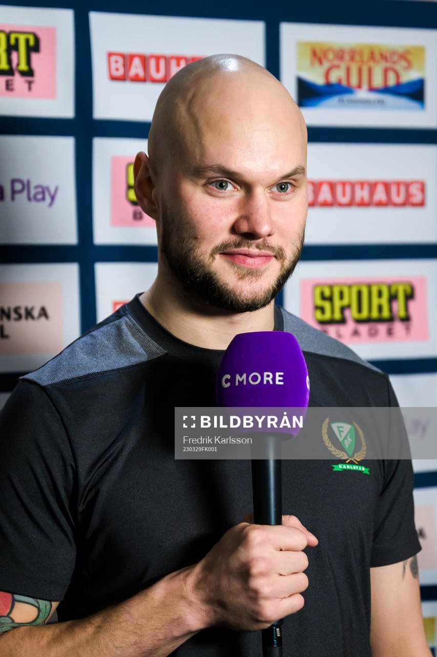 Färjestads Theodor Lennström blir intervjuad av C More