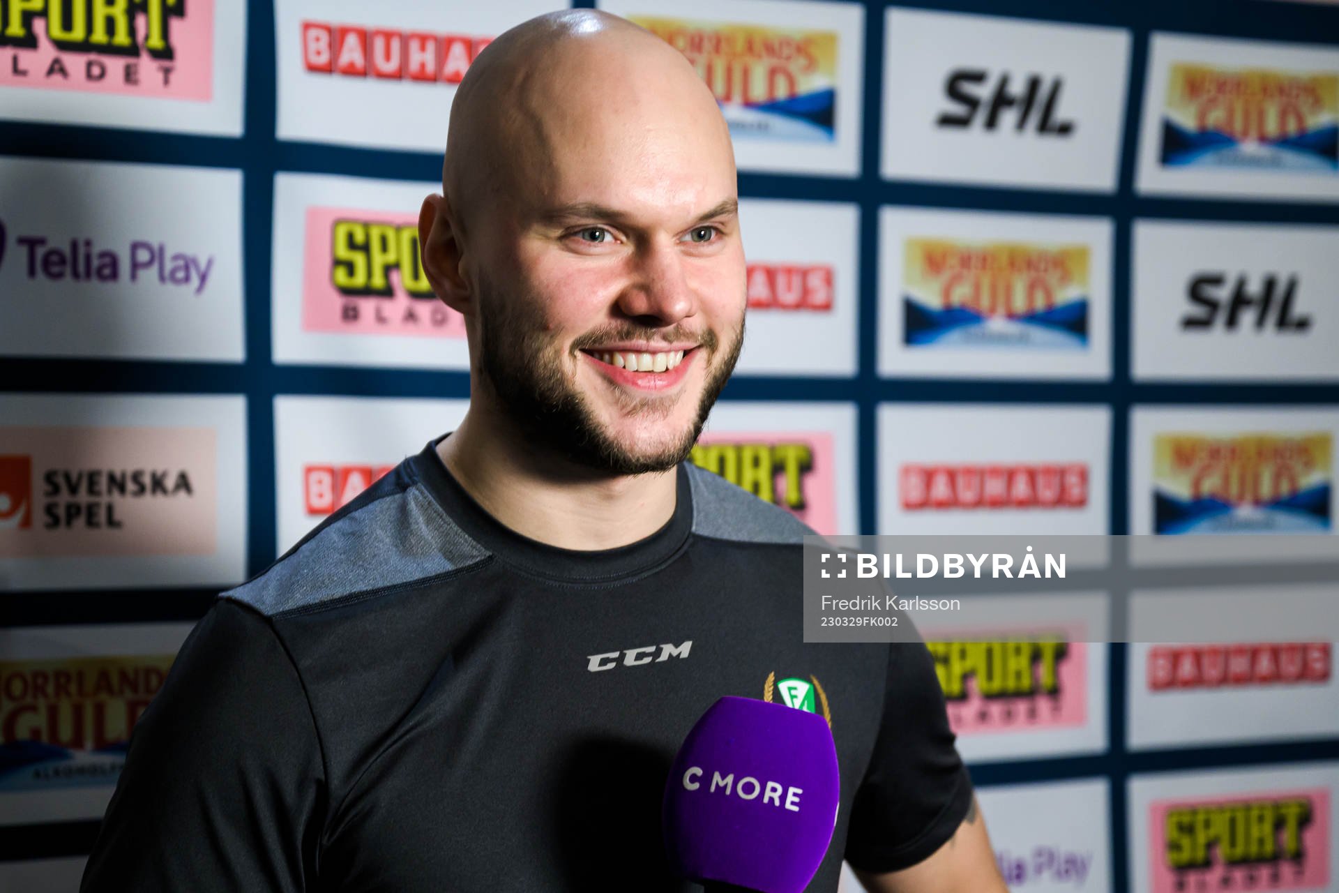 Färjestads Theodor Lennström blir intervjuad av C More